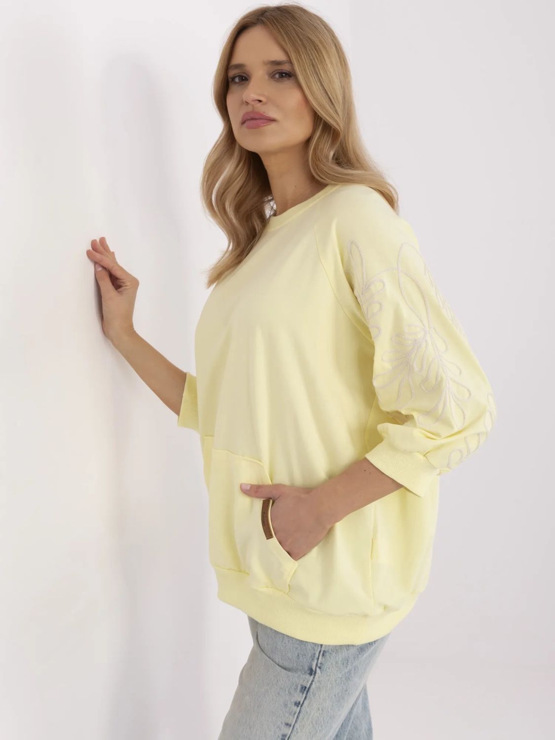 Stylová blůza s výšivkou v žluté barvě