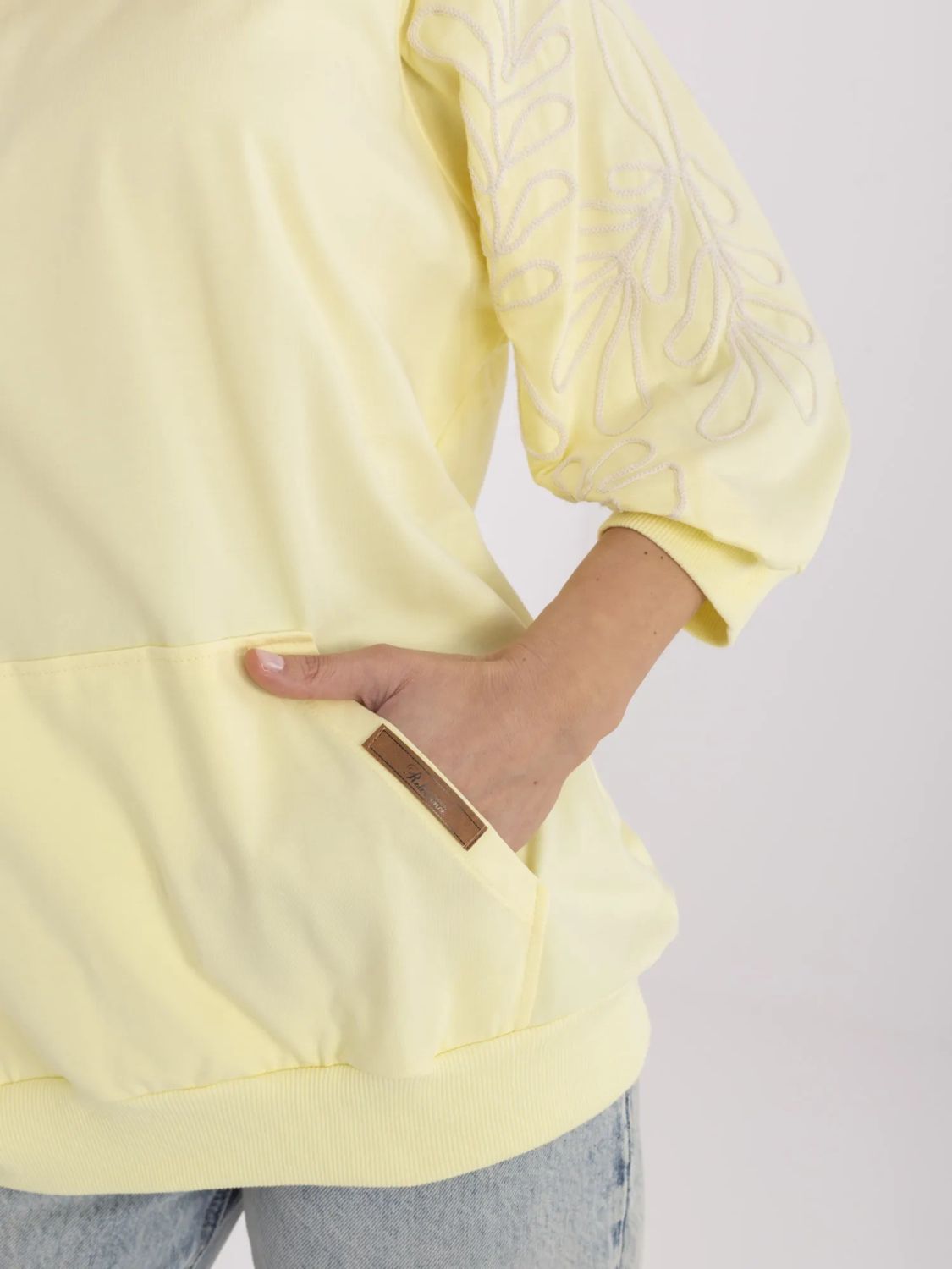 Stylová blůza s výšivkou v žluté barvě