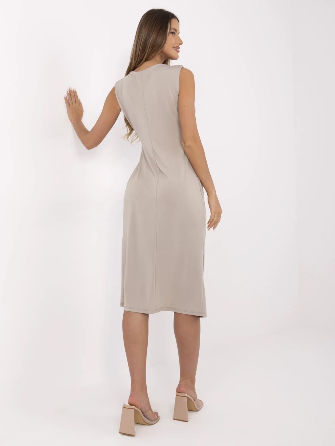 Elegantní midi šaty s odnímatelnou broží béžové