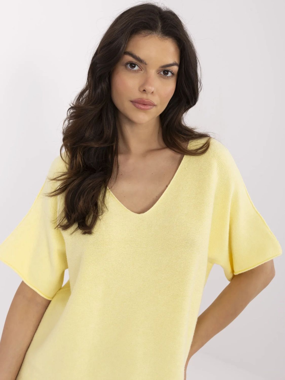 Stylový žlutý svetr s krátkým rukávem