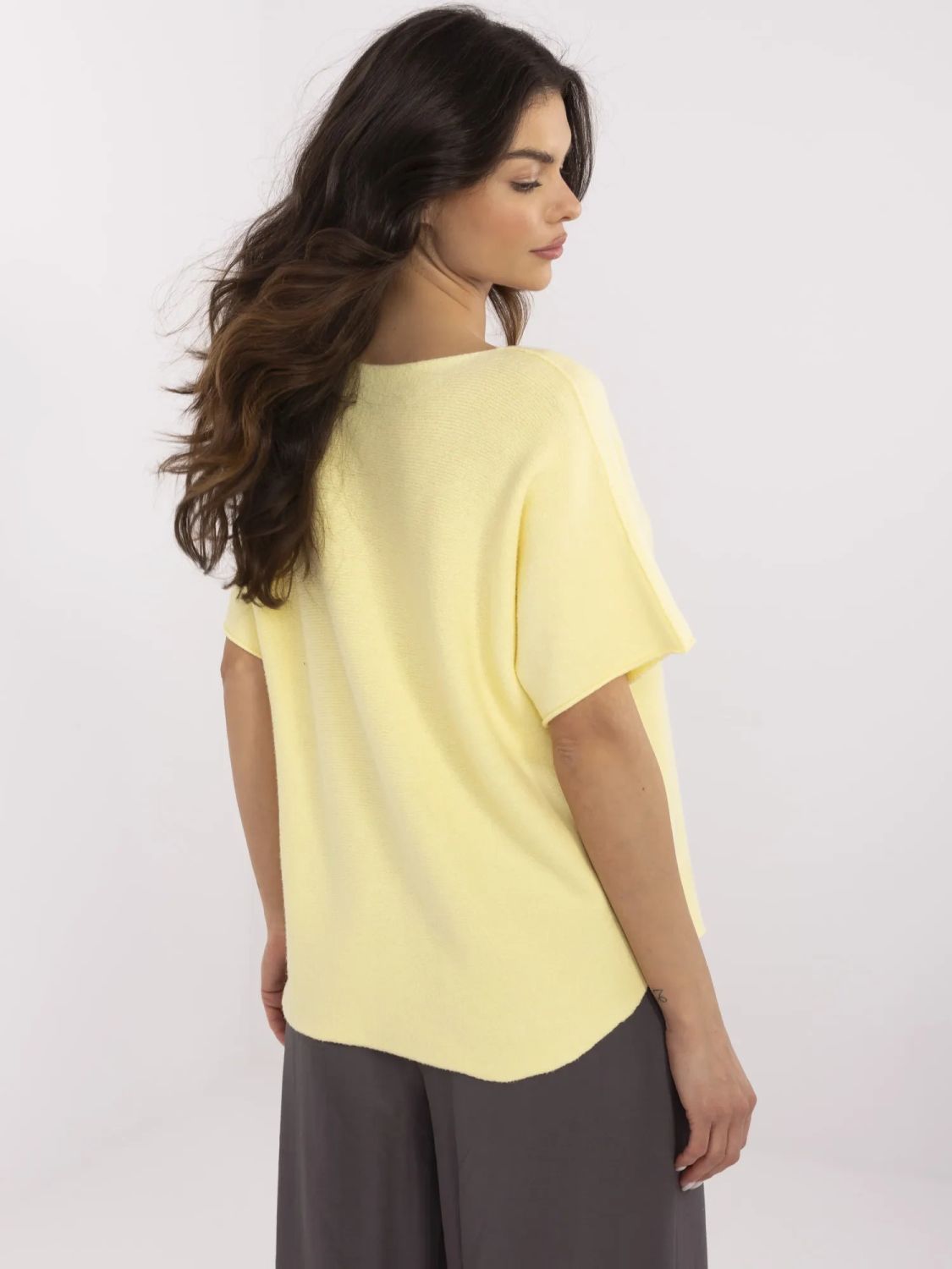 Stylový žlutý svetr s krátkým rukávem