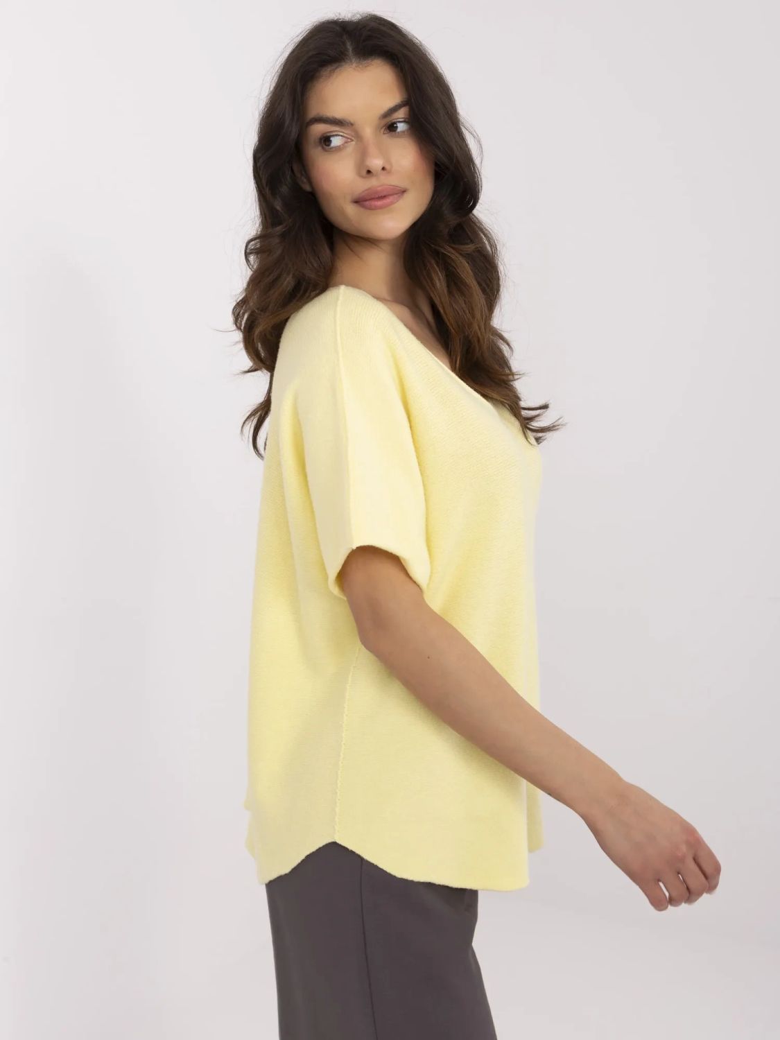 Stylový žlutý svetr s krátkým rukávem