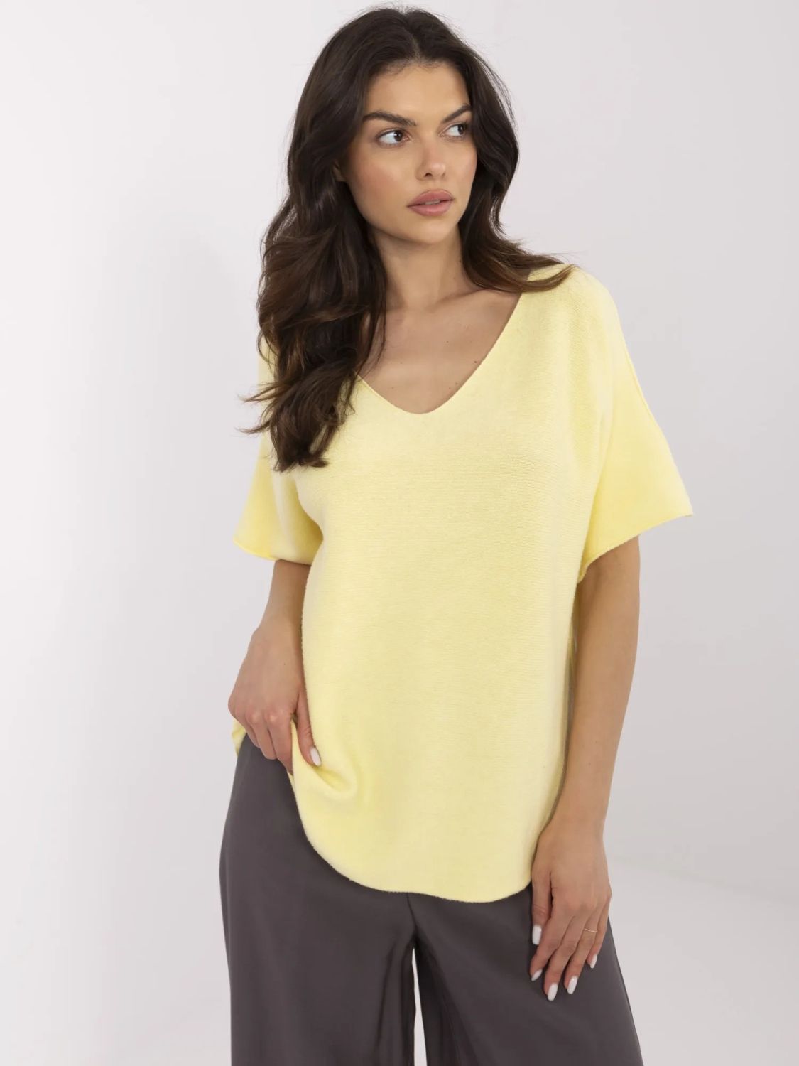 Stylový žlutý svetr s krátkým rukávem