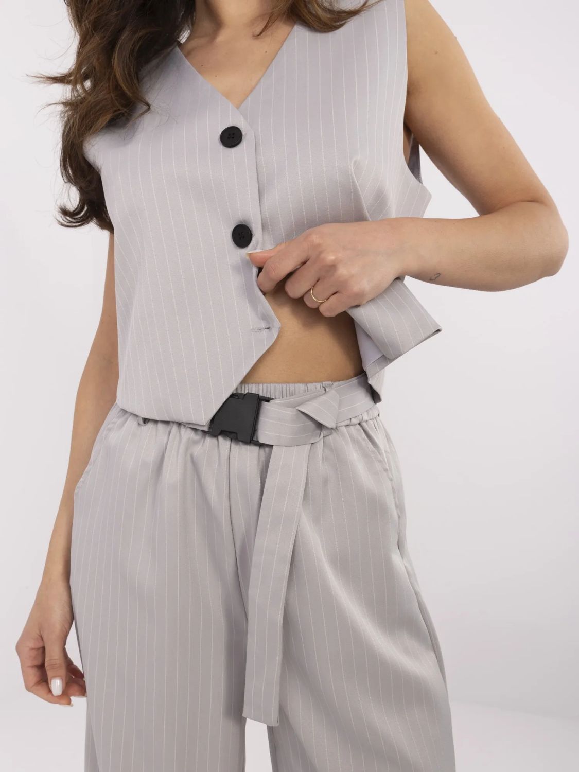 Elegantní komplet v šedé barvě