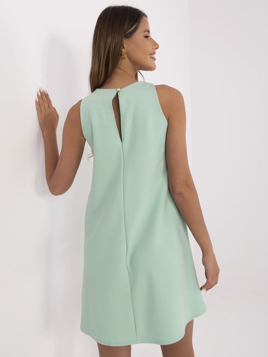 Elegantní pistáciová koktejlová šaty