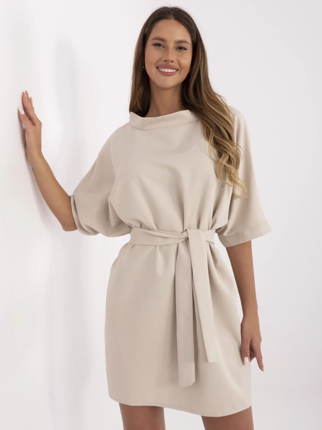 Elegantní béžové koktejlové šaty