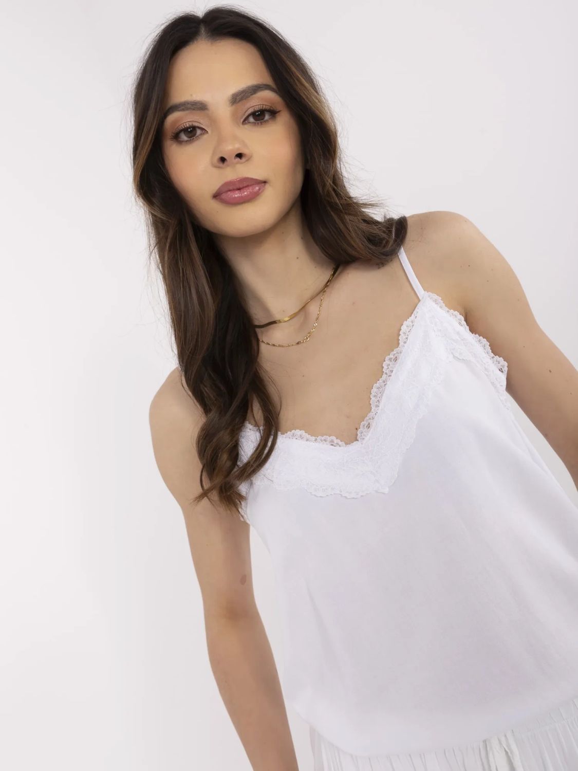 Bílý top s krajkou a nastavitelnými ramínky