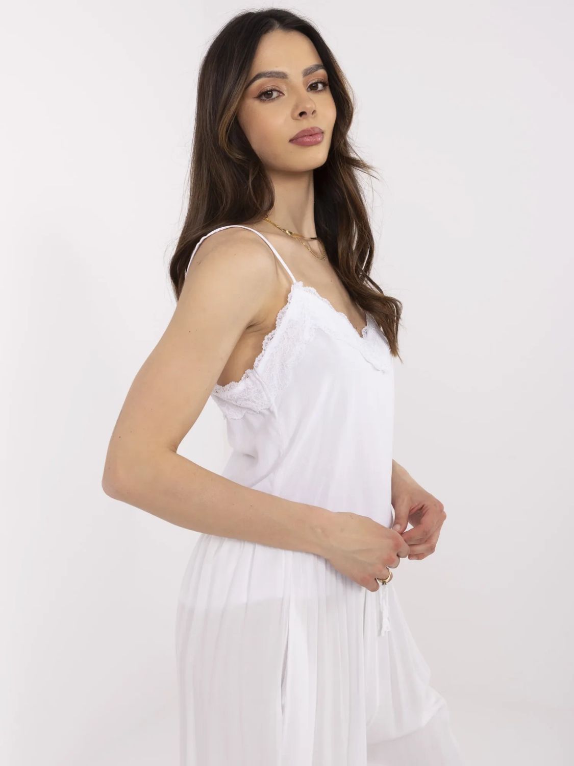 Bílý top s krajkou a nastavitelnými ramínky