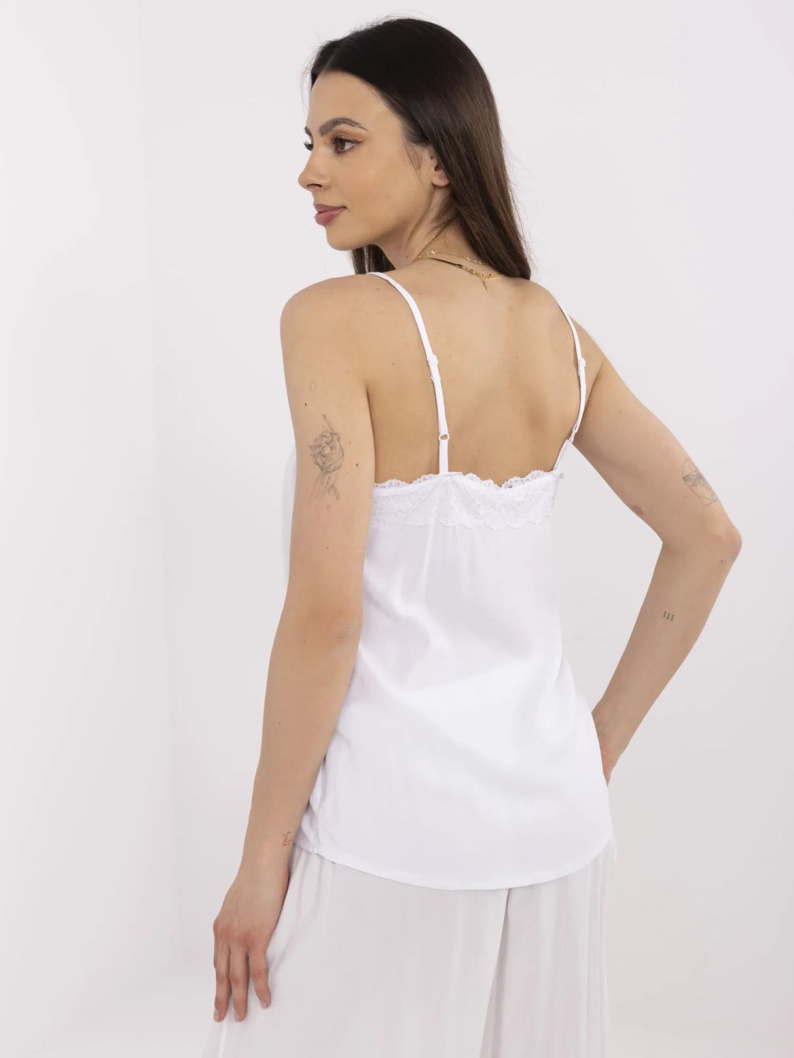 Bílý top s krajkou a nastavitelnými ramínky