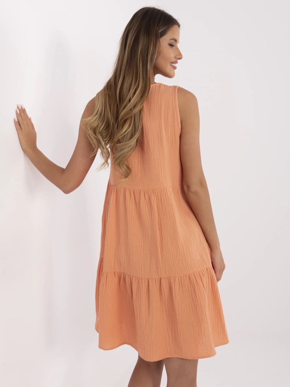 Šaty v broskvové barvě