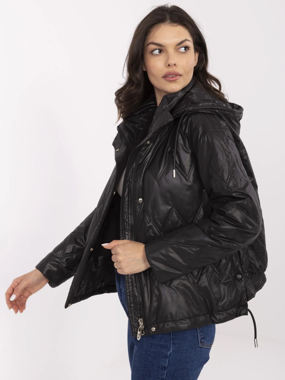 Stylová černá přechodná bunda s kapucí