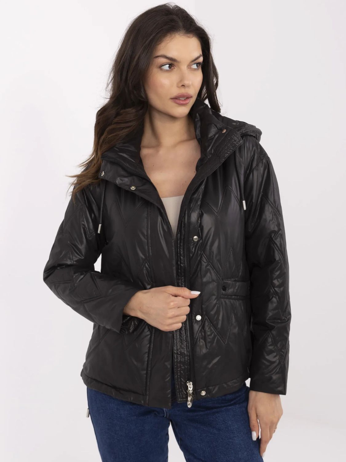 Stylová černá přechodná bunda s kapucí