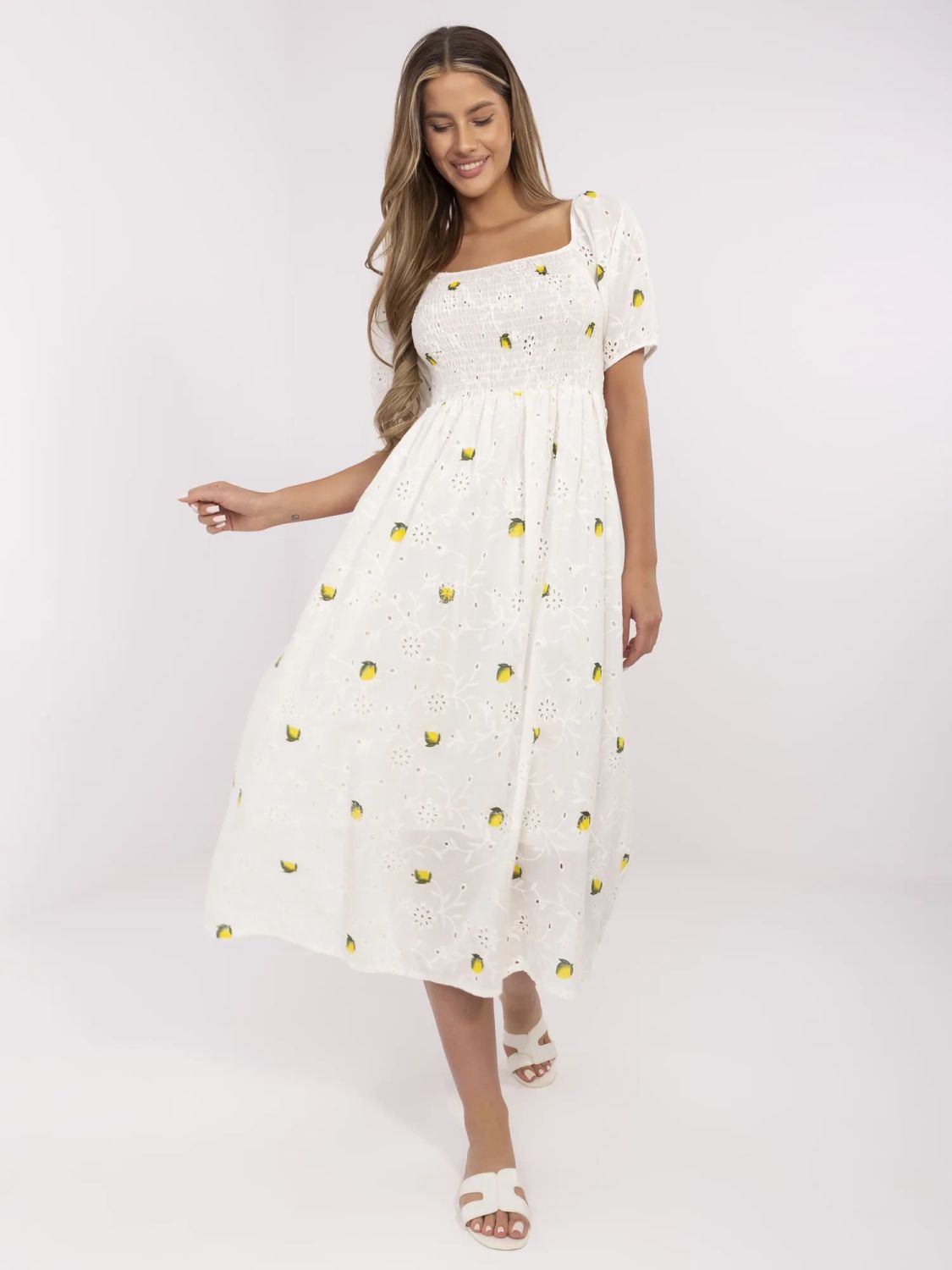 Ecru ažurové šaty s krátkým rukávem