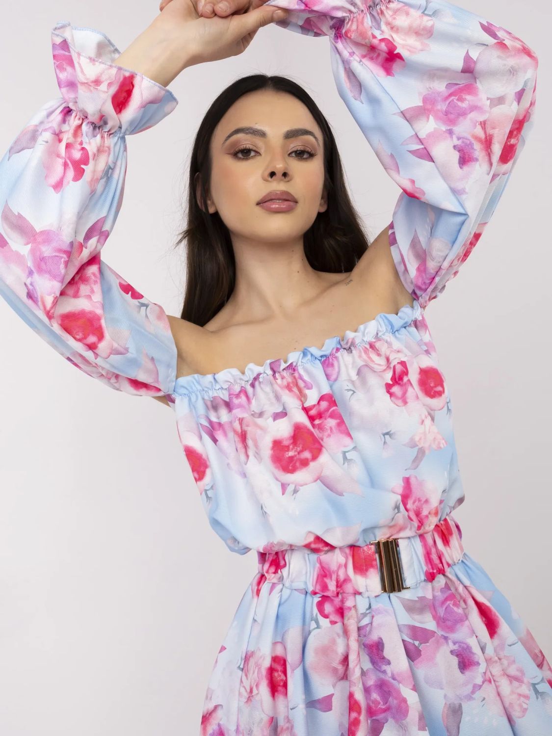 Květinové rozšířené šaty v modré barvě