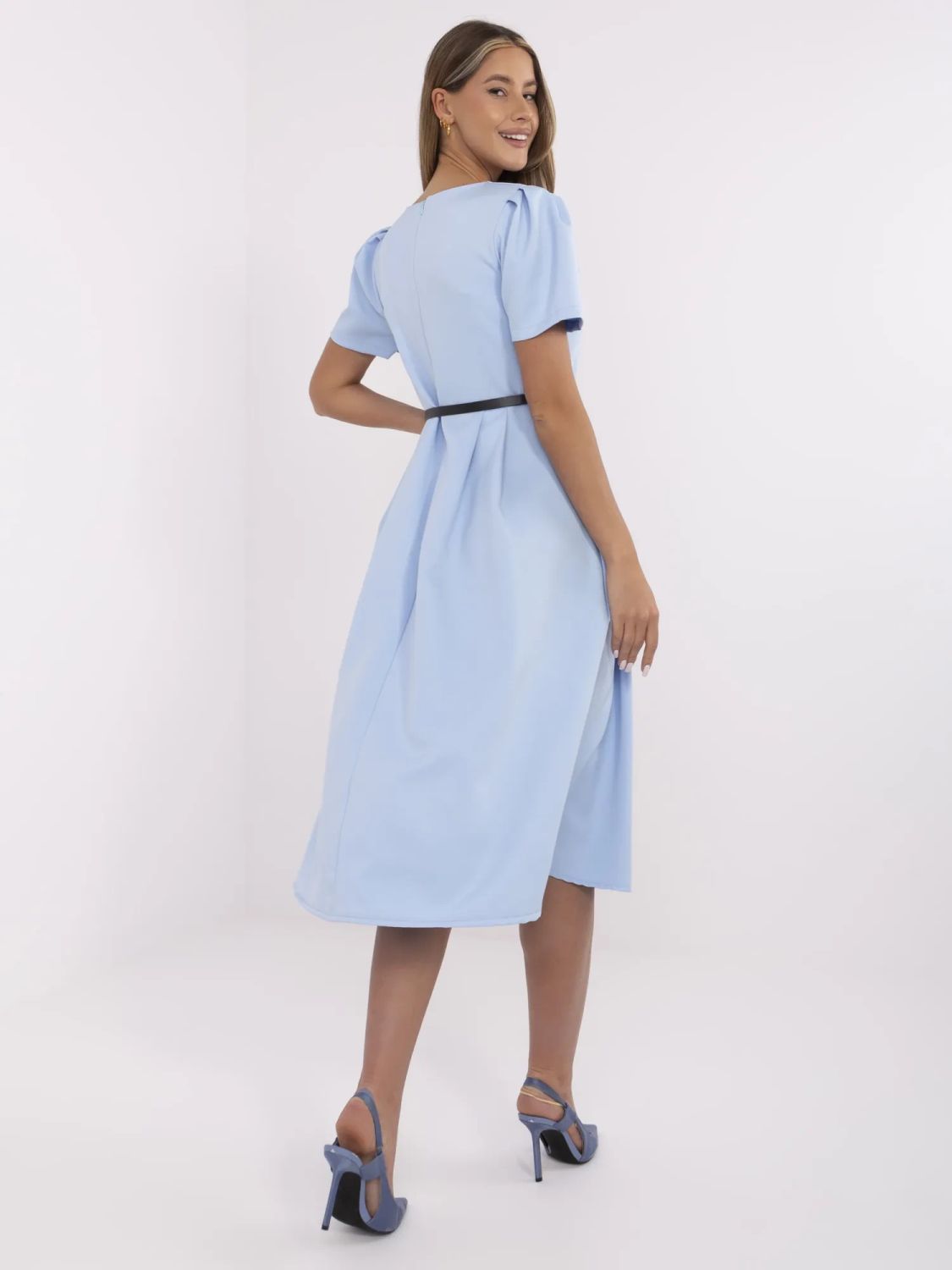 Elegantní midi šaty ve světle modré