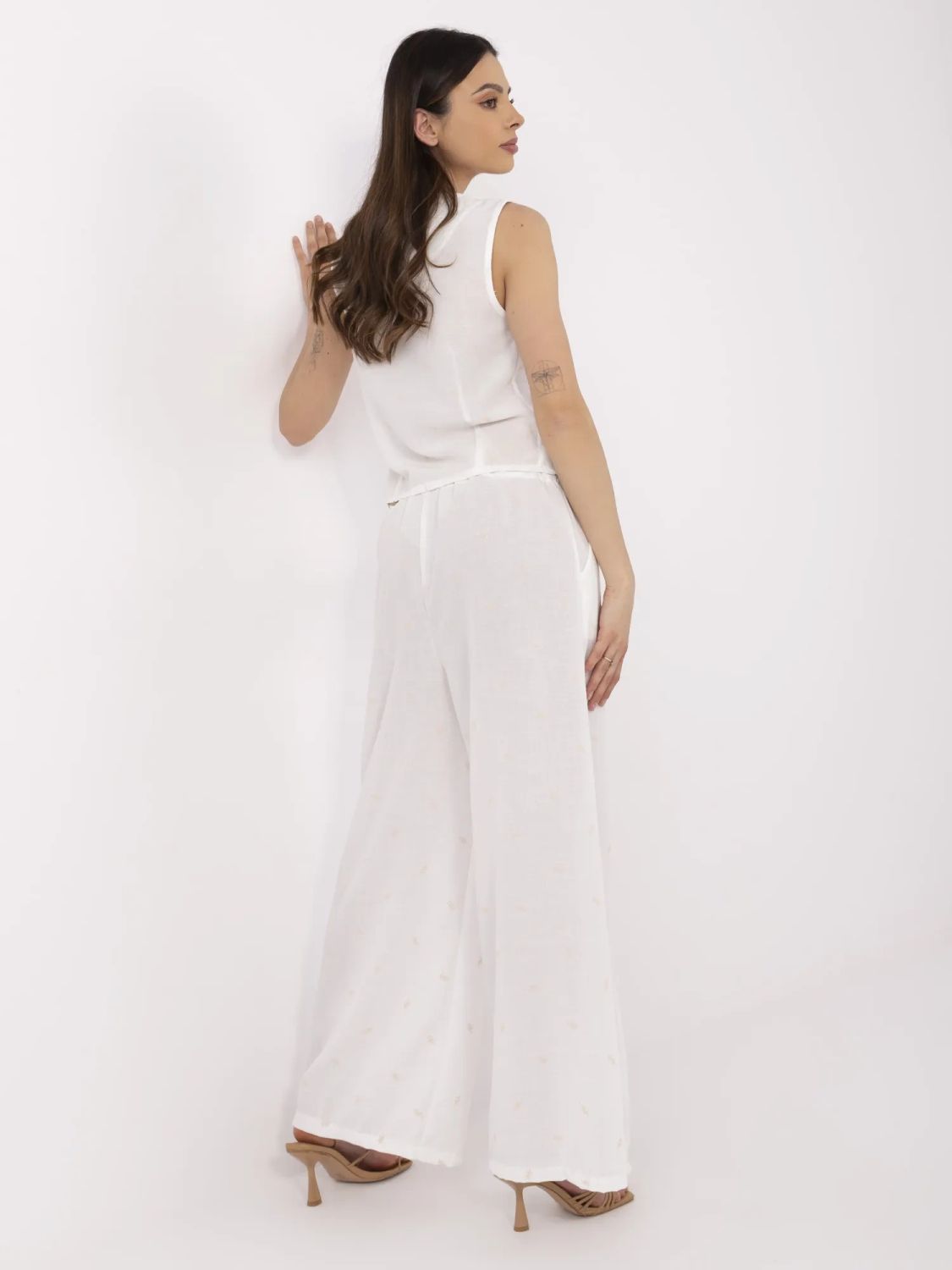 Elegantní komplet s výšivkou