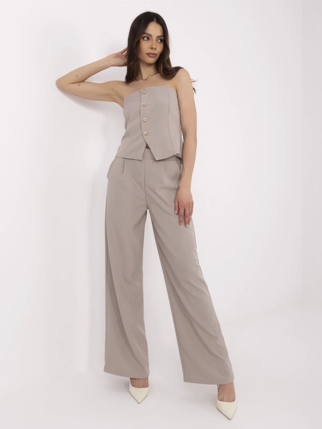 Elegantní komplet v béžové barvě