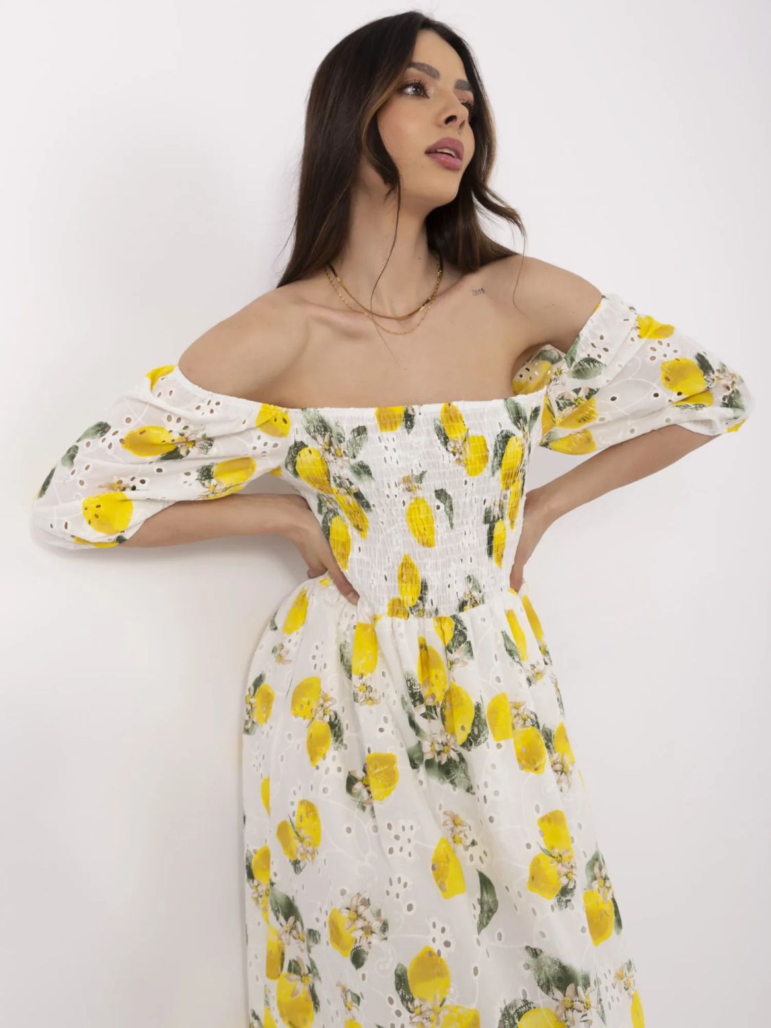 Ažurové letní šaty s motivem citrónů