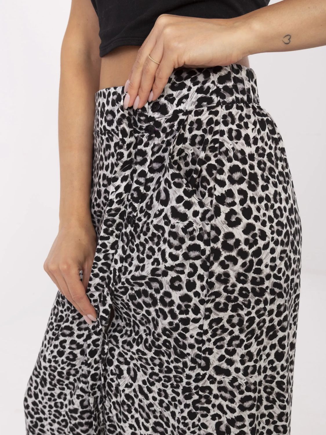 Stylová šedá midi sukně s animal designem