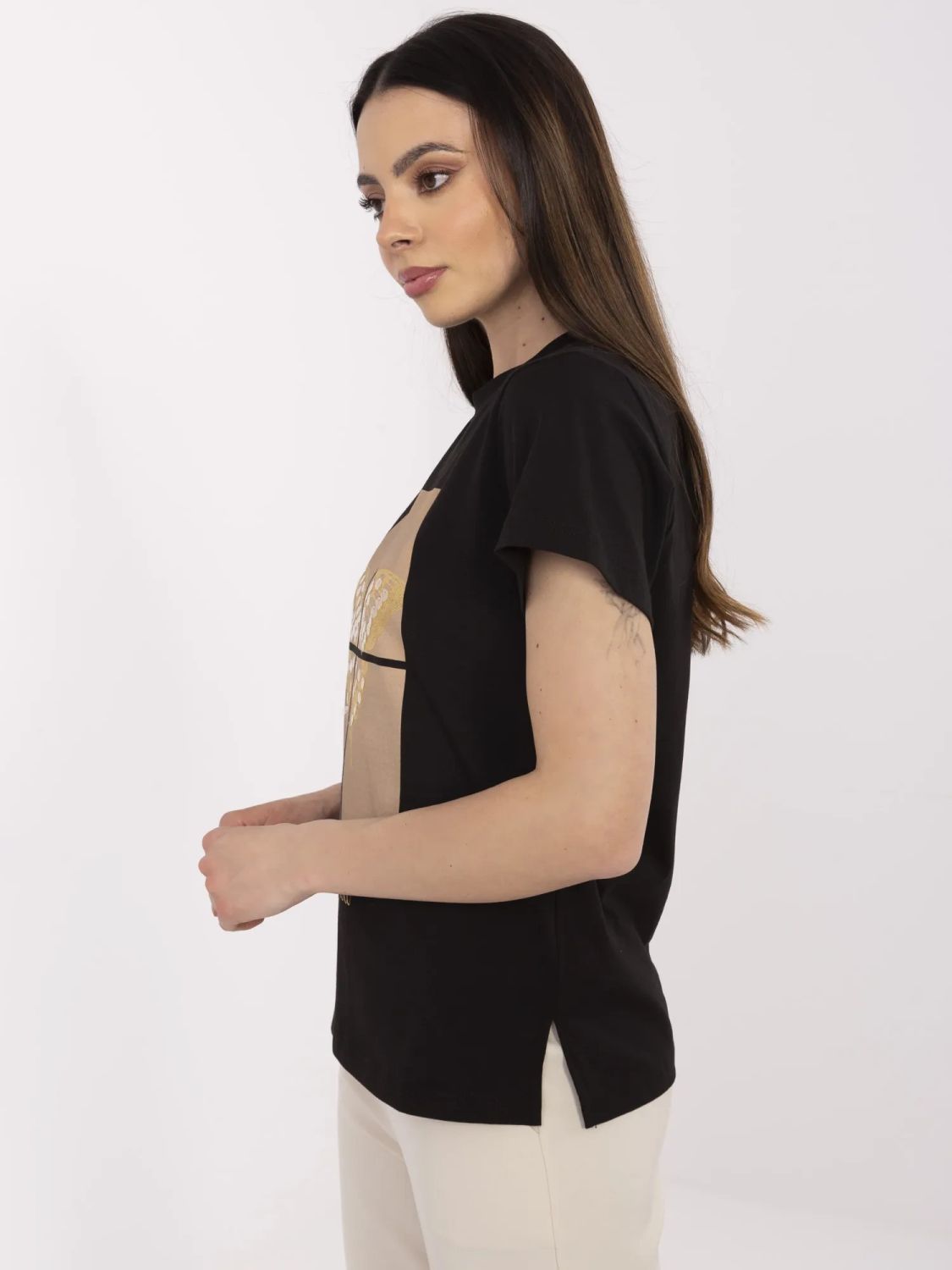 Stylové černé tričko s aplikací