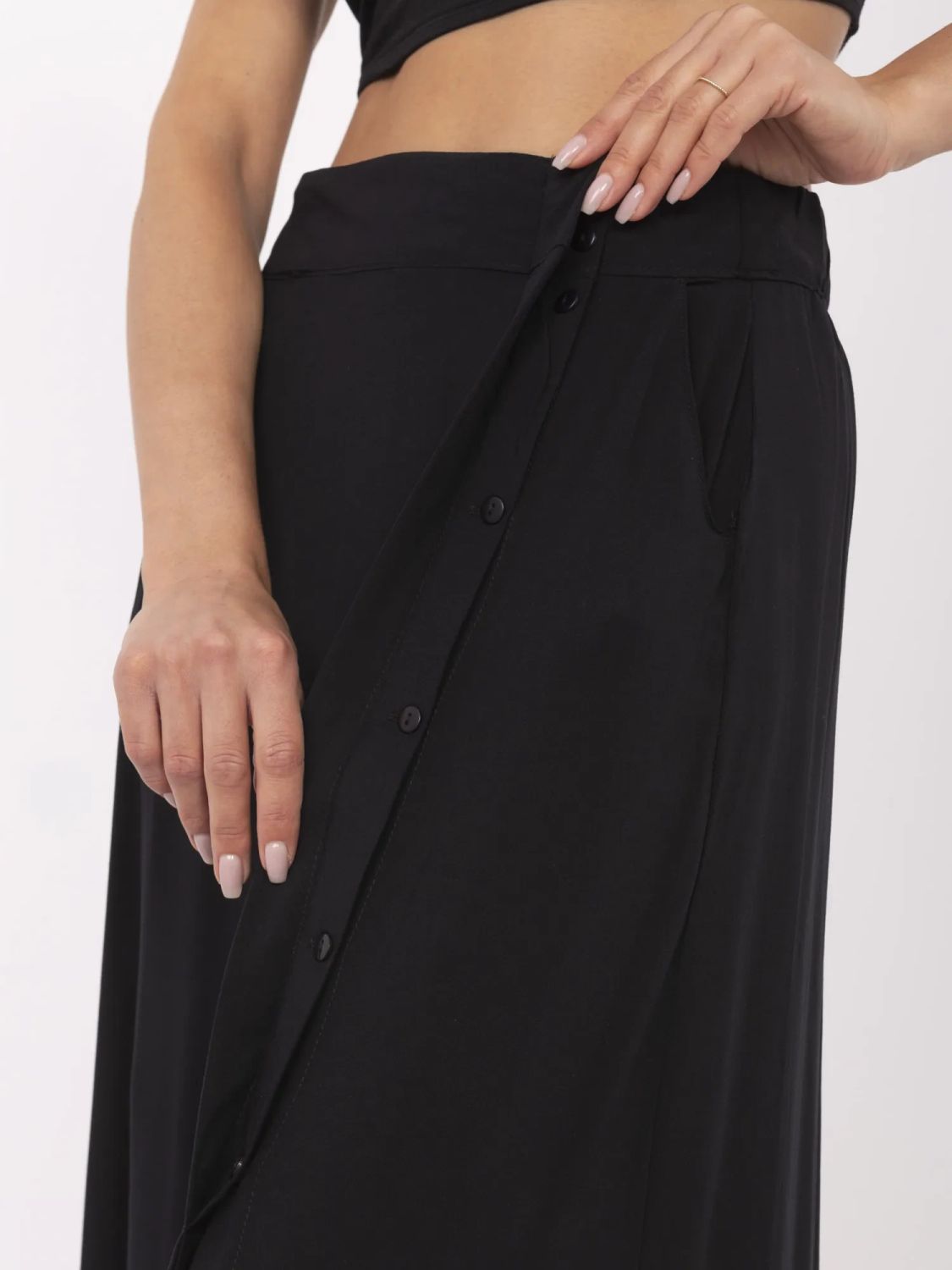 Elegantní černá midi sukně