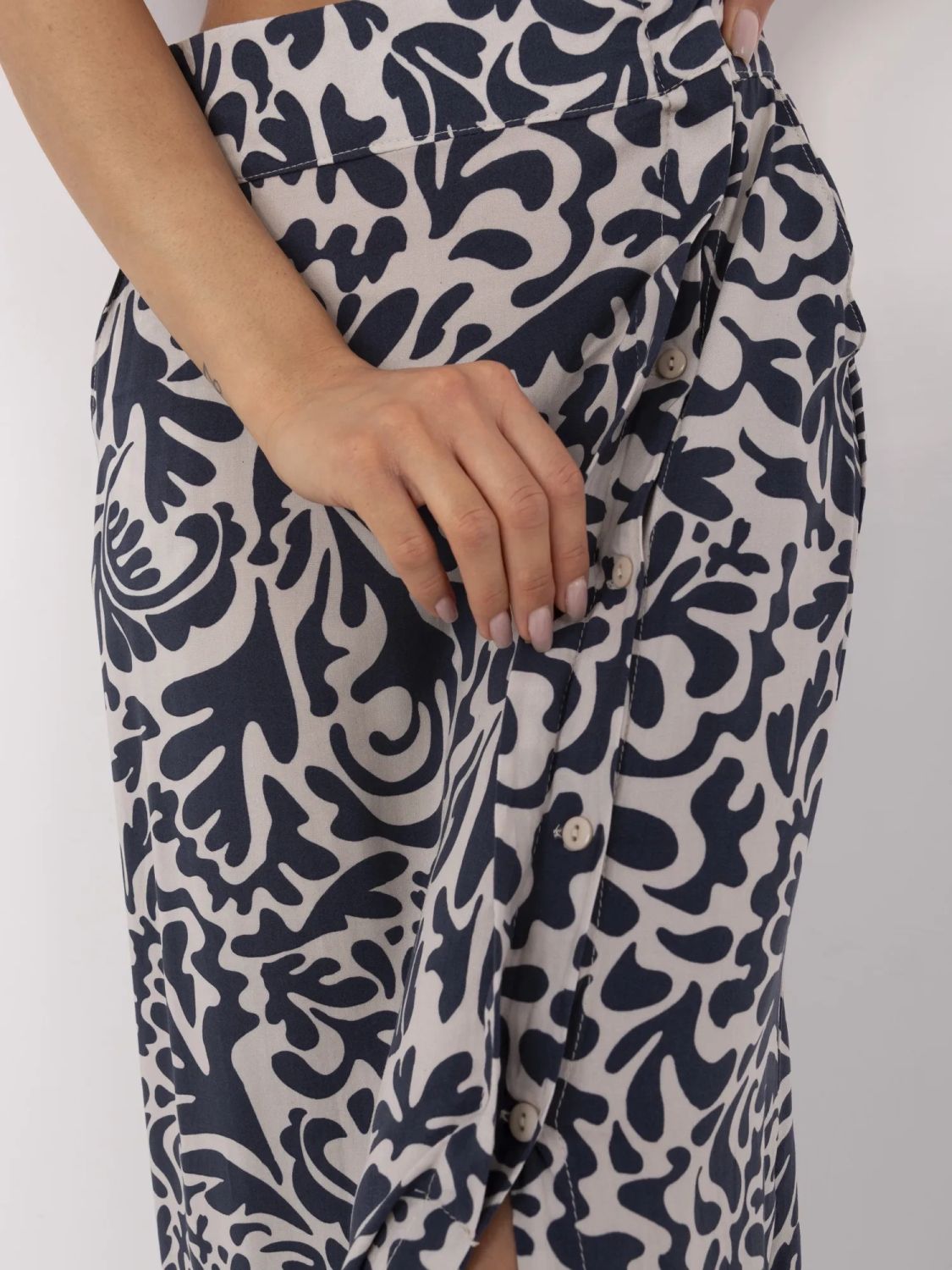 Elegantní midi sukně v tmavě modré barvě