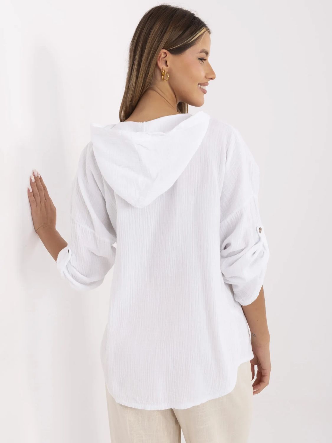 Bílá košile s kapucí