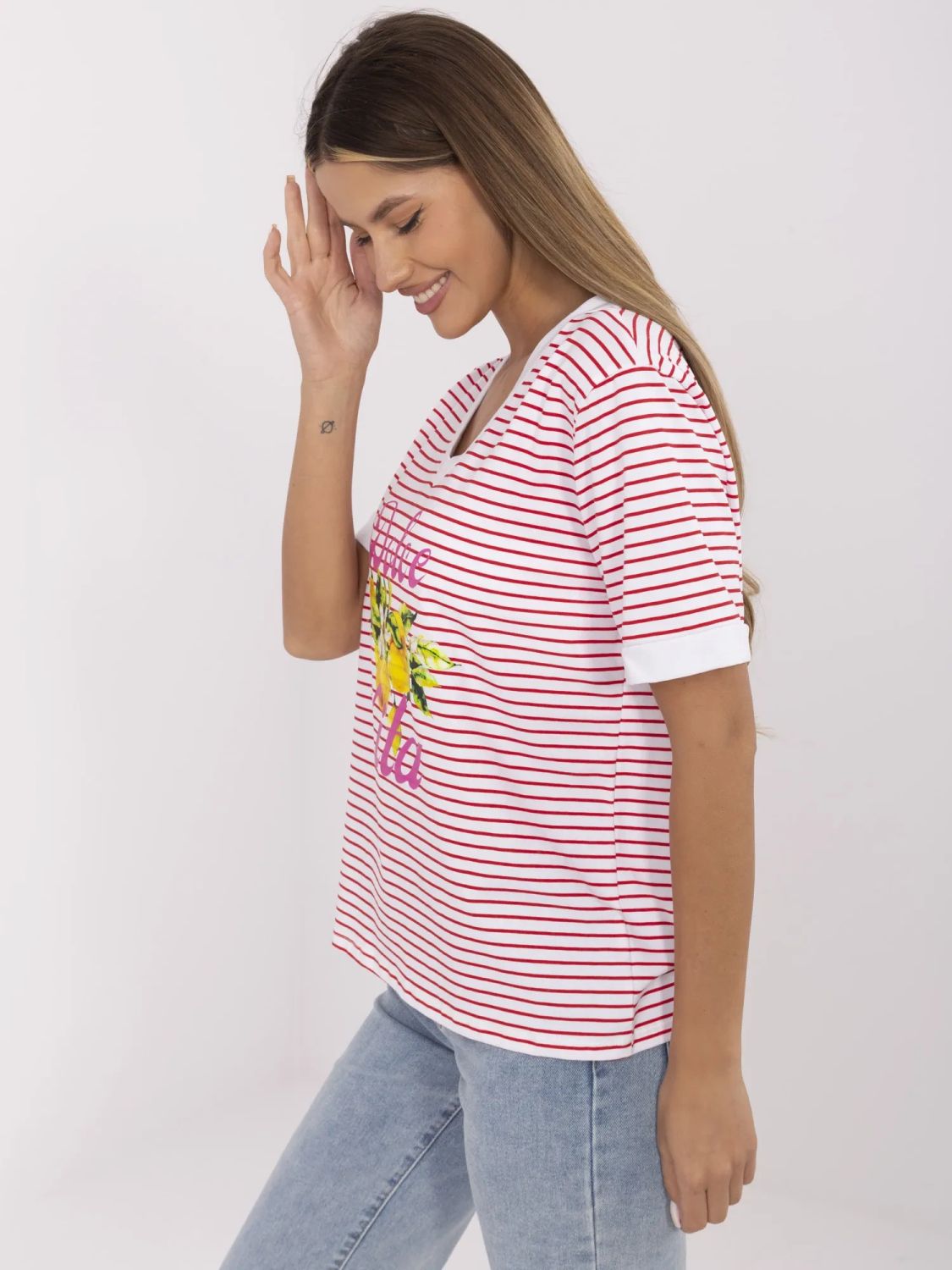 Stylová červená blůza s V výstřihem