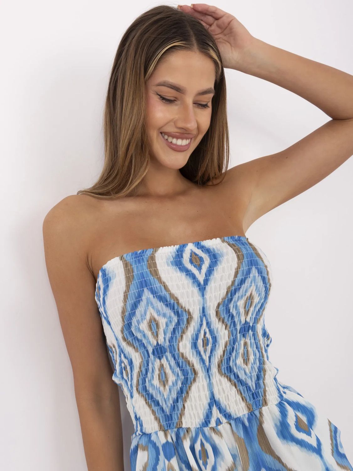 Bílo-modrý overal s geometrickým vzorem