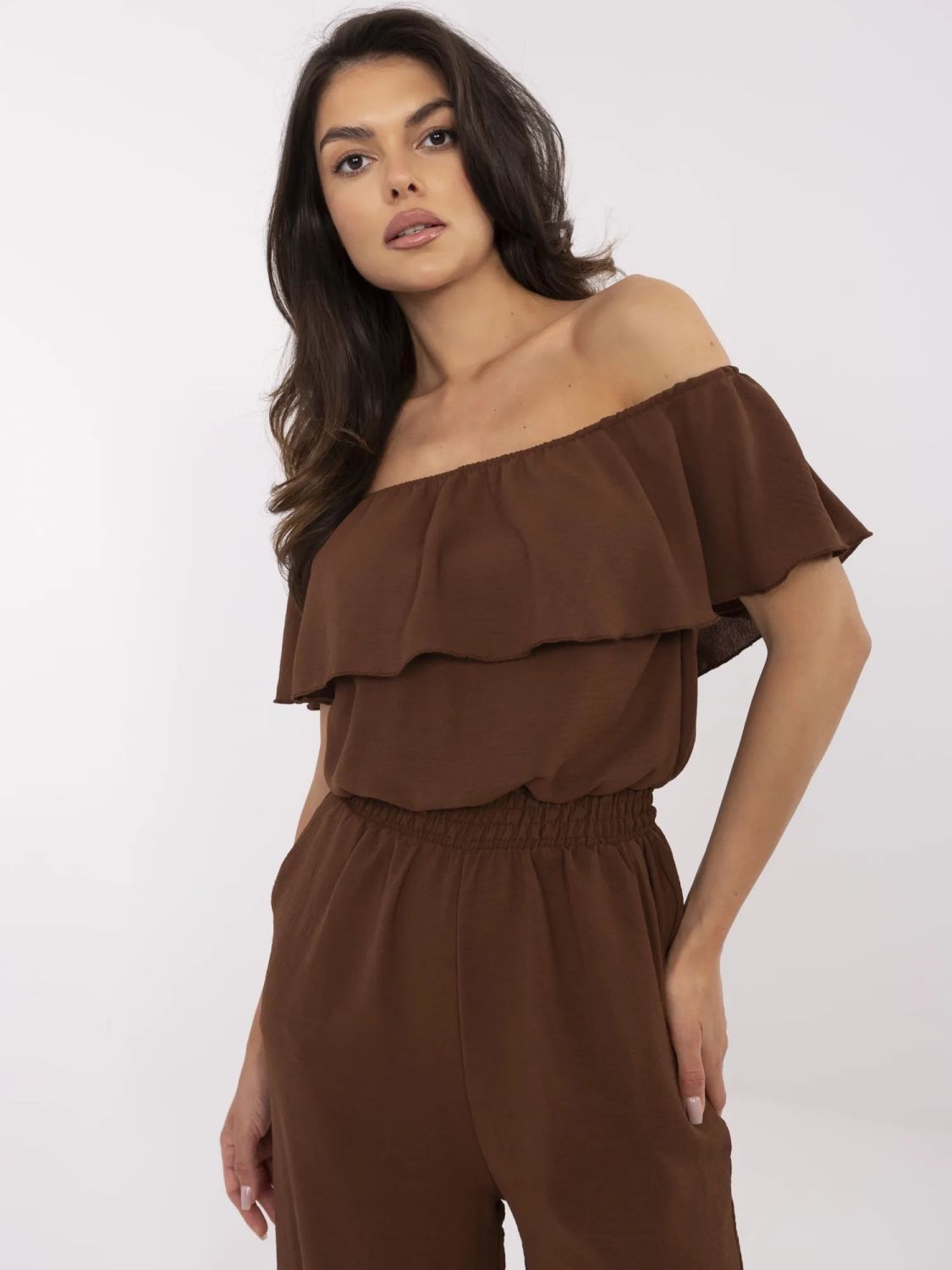 Elegantní hnědý overal s volány