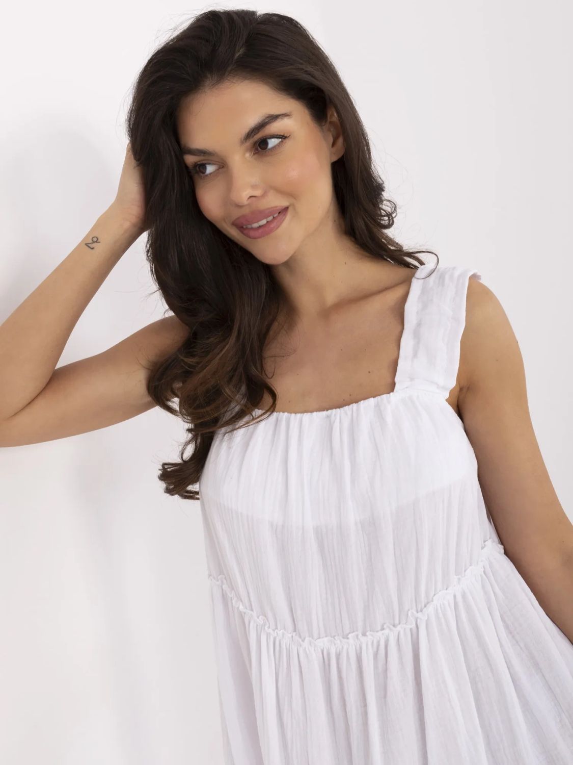 Bílé letní šaty s volánem