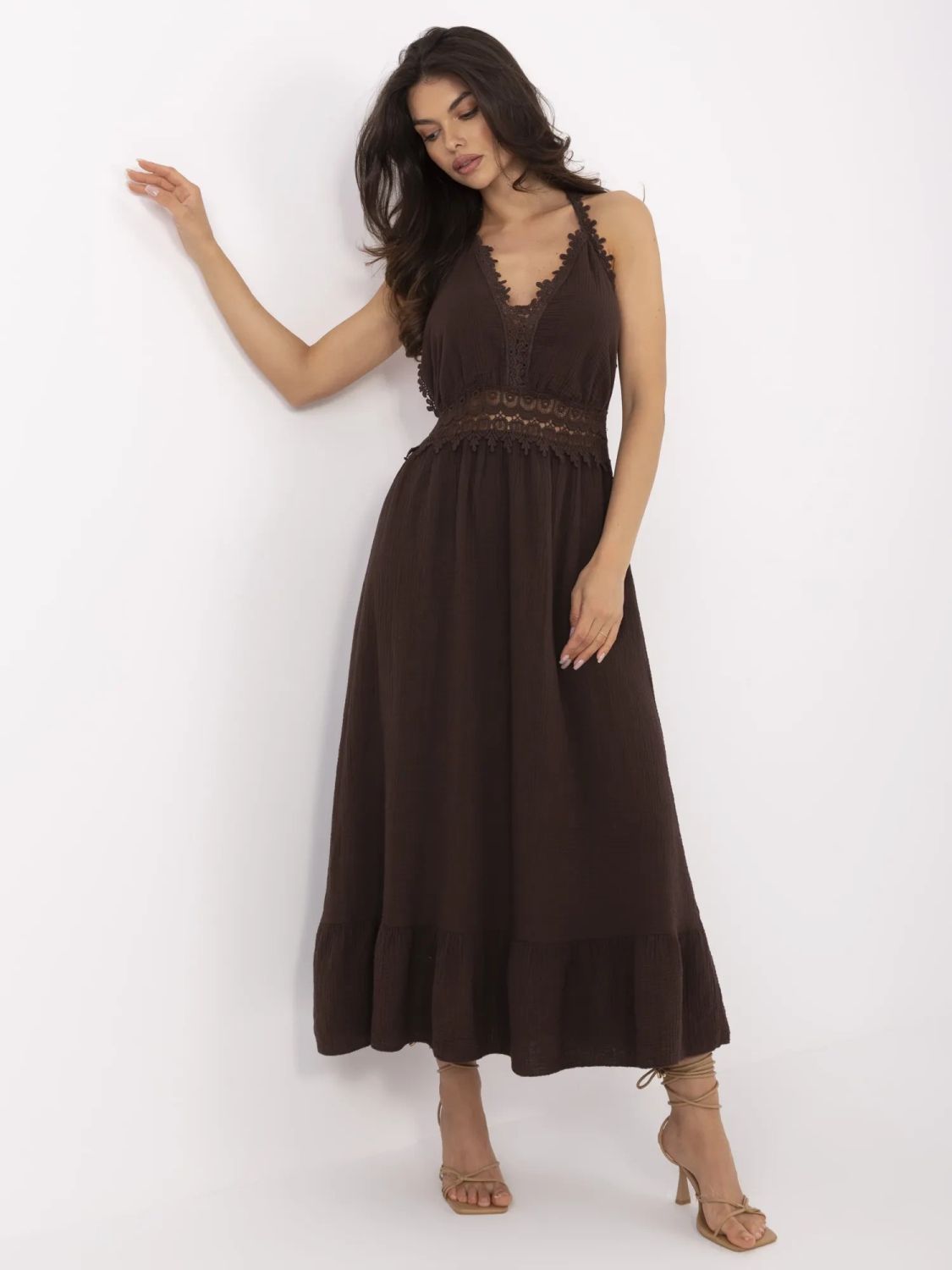 Šaty s volánky v tmavě hnědé barvě