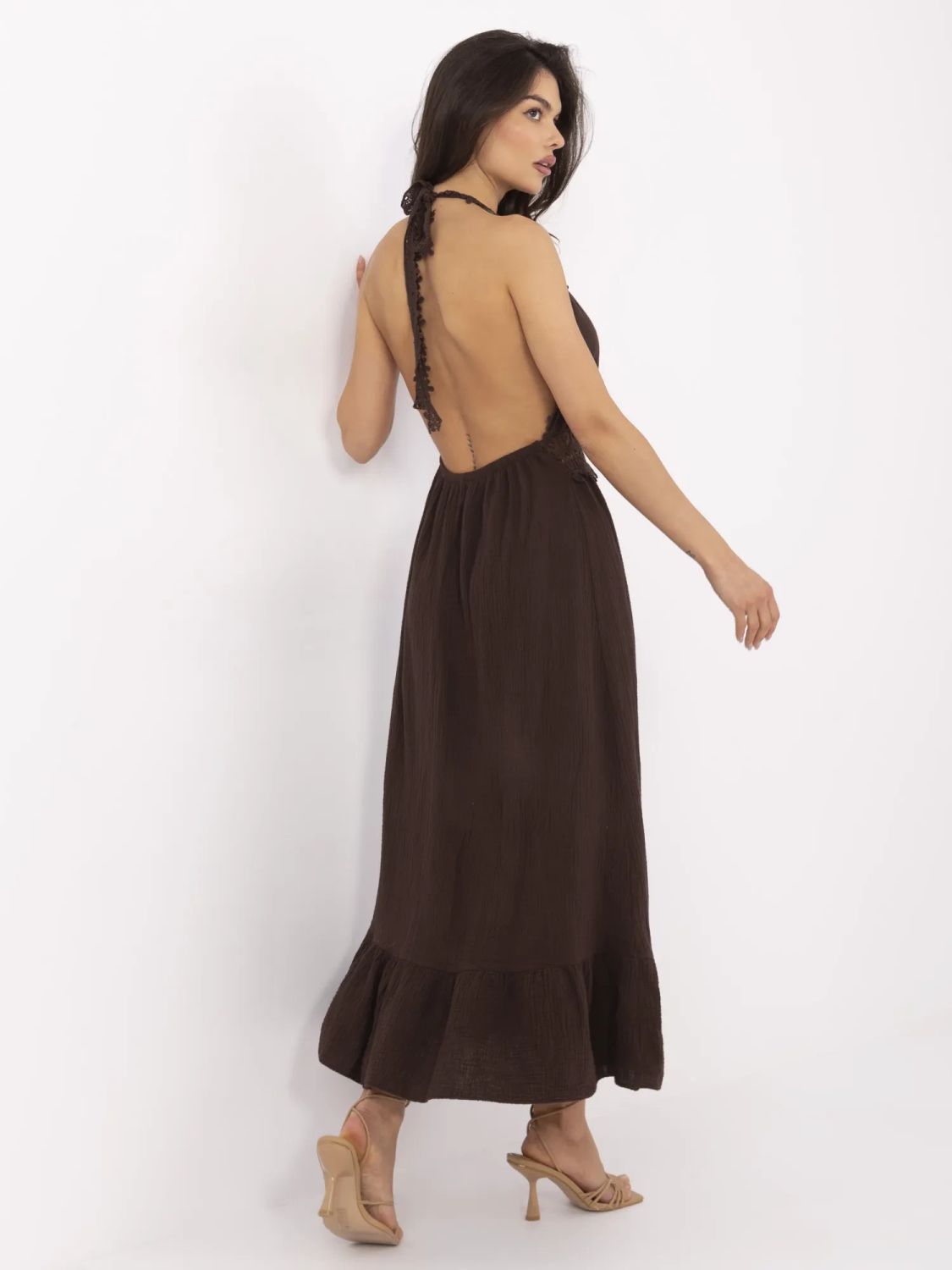 Šaty s volánky v tmavě hnědé barvě