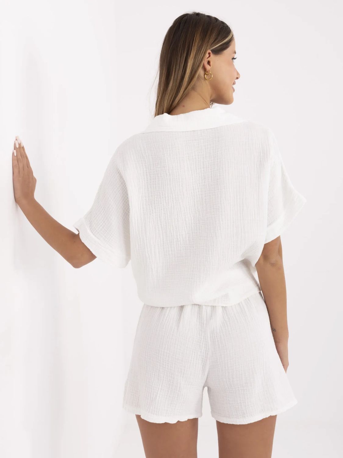 Bílá košile s krátkým rukávem