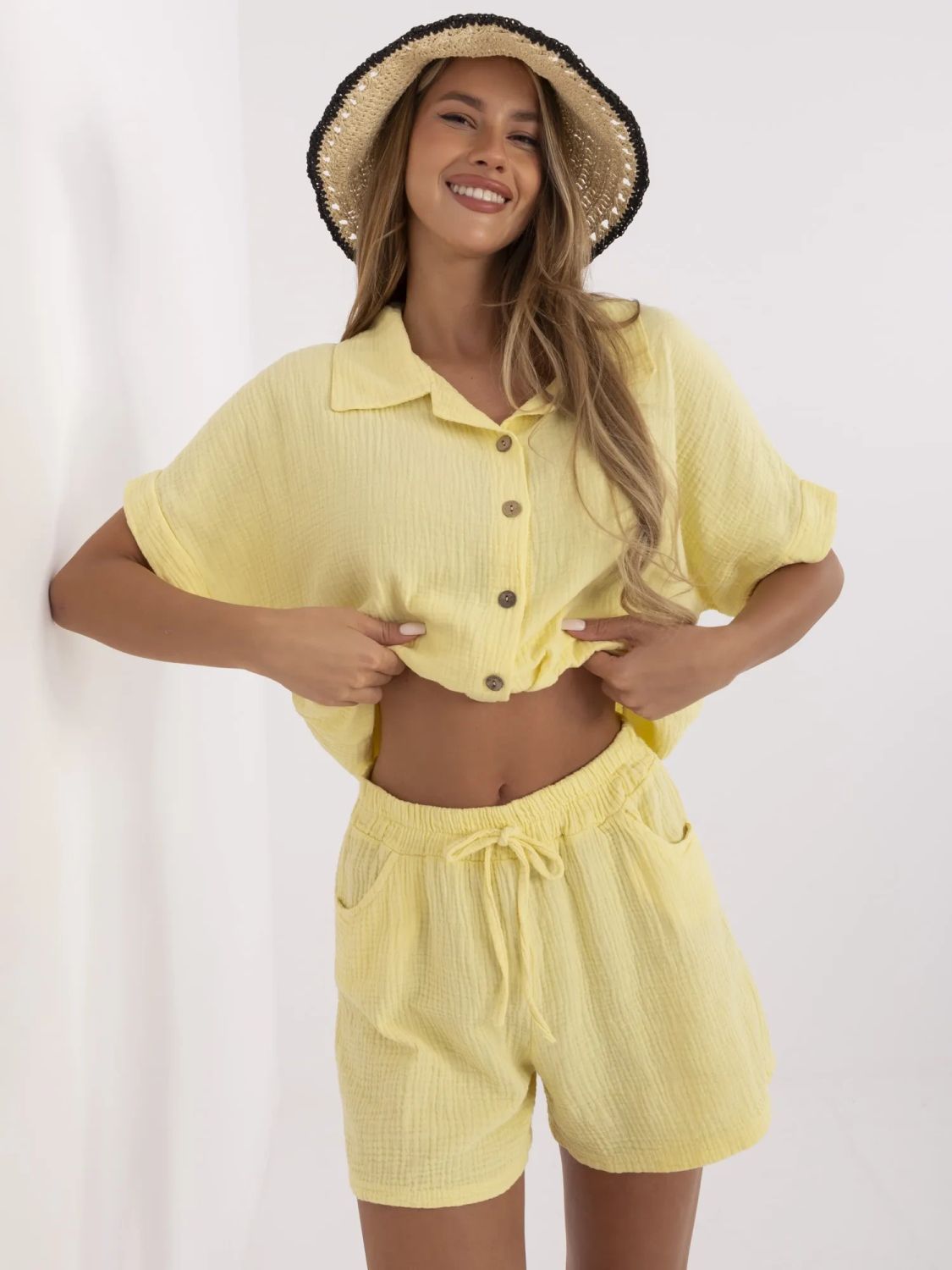 Stylové šortky ve světle žluté barvě