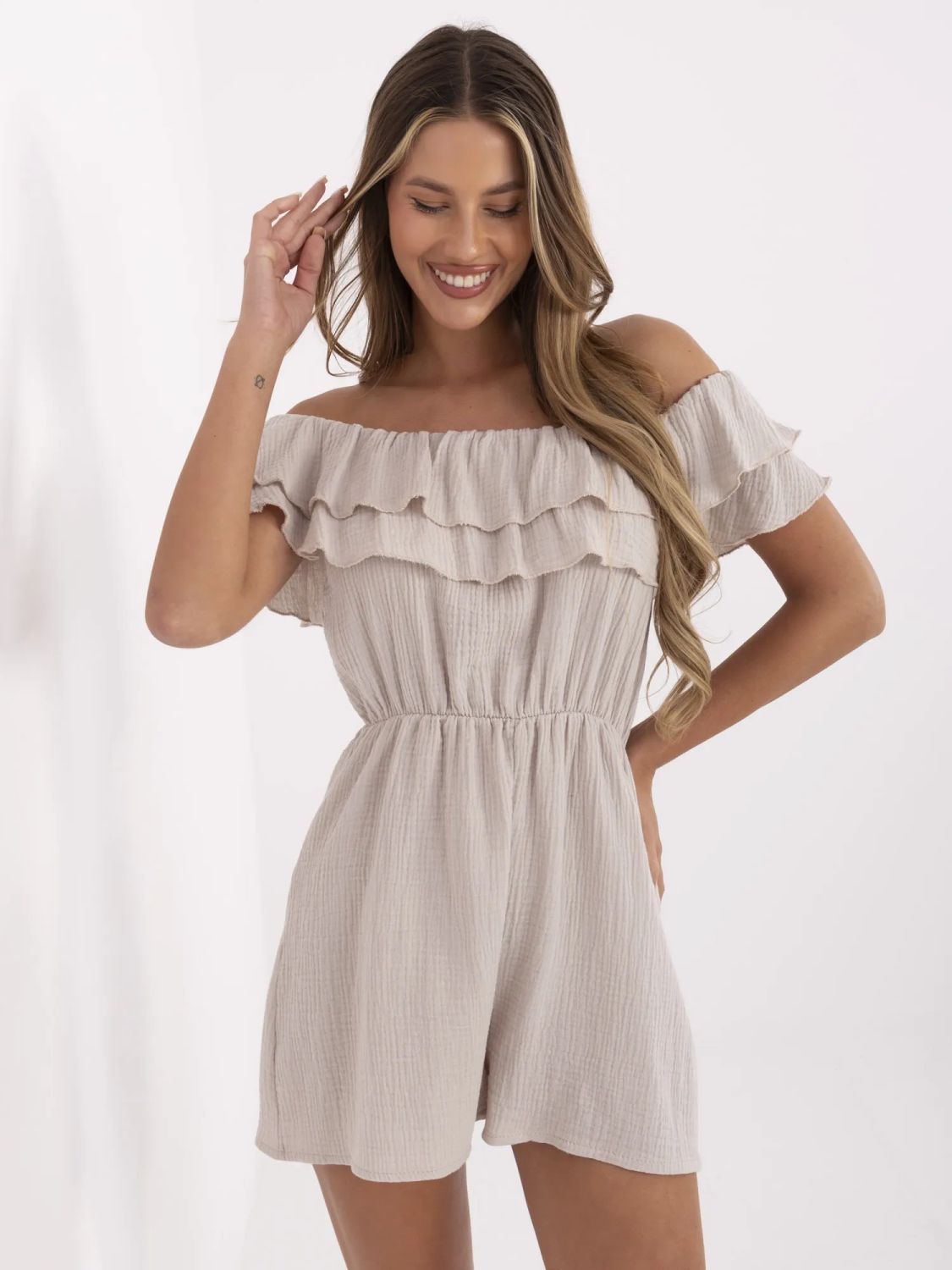 Béžový overal s volánky