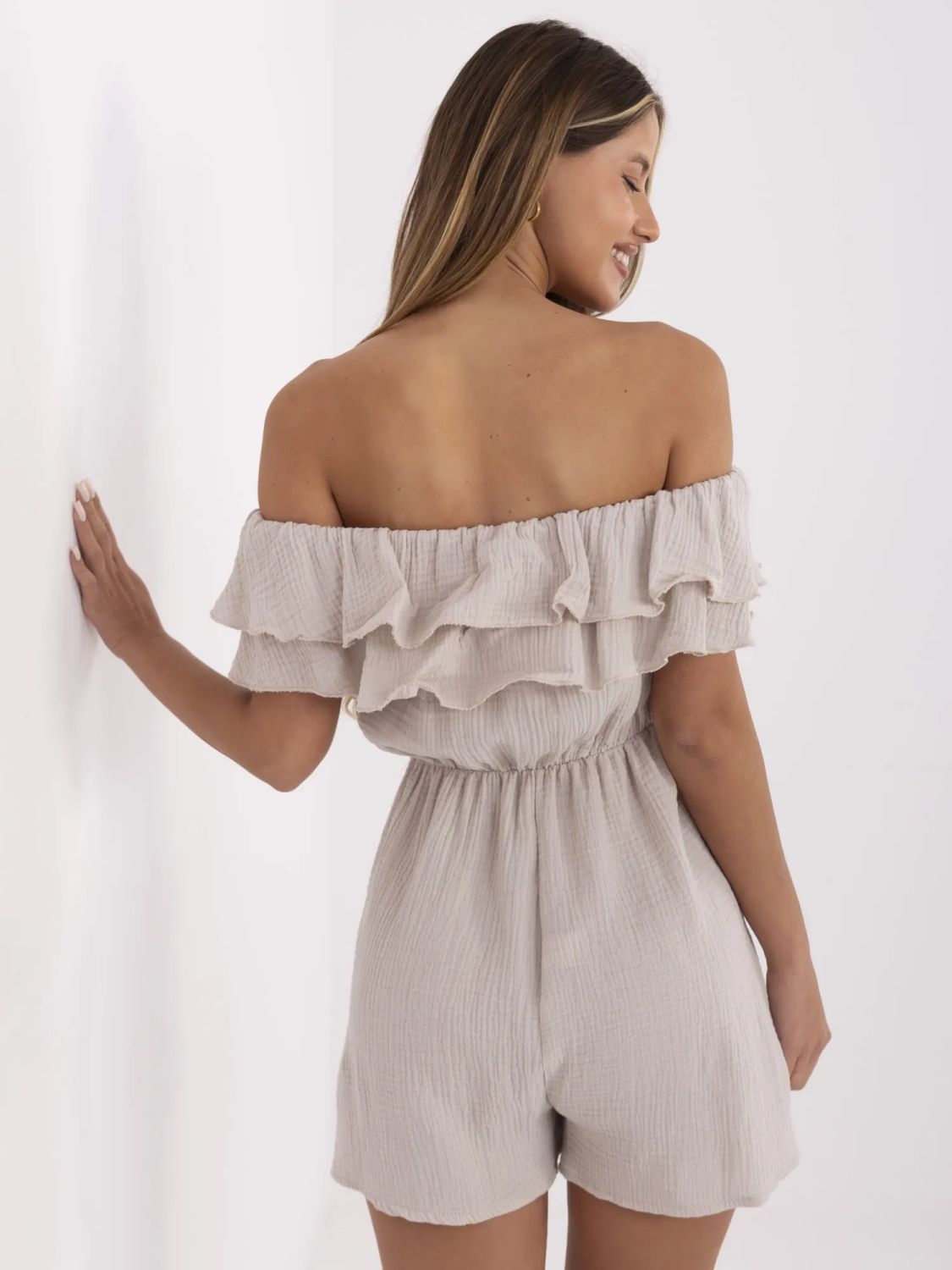 Béžový overal s volánky