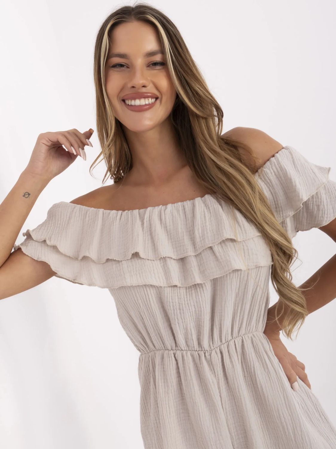 Béžový overal s volánky