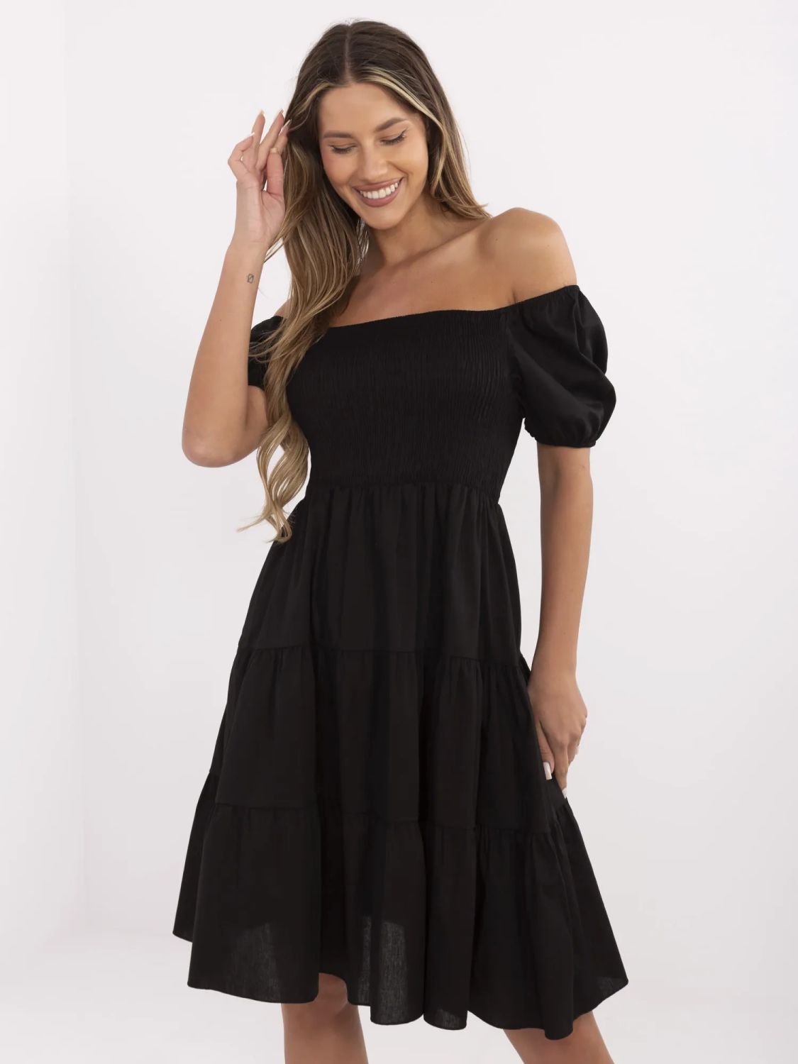 Rozšířené černé šaty s krátkym rukávem