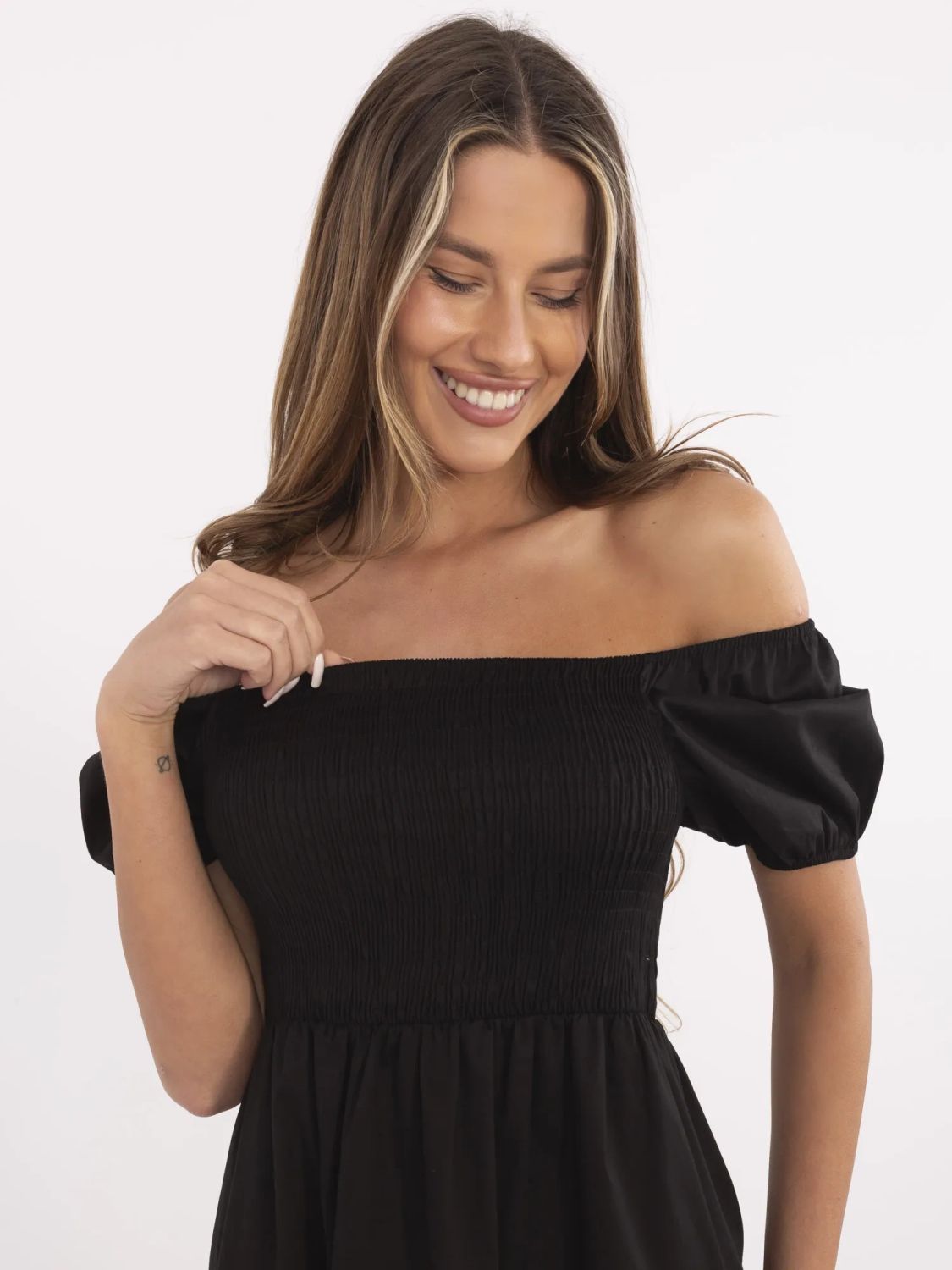 Rozšířené černé šaty s krátkym rukávem