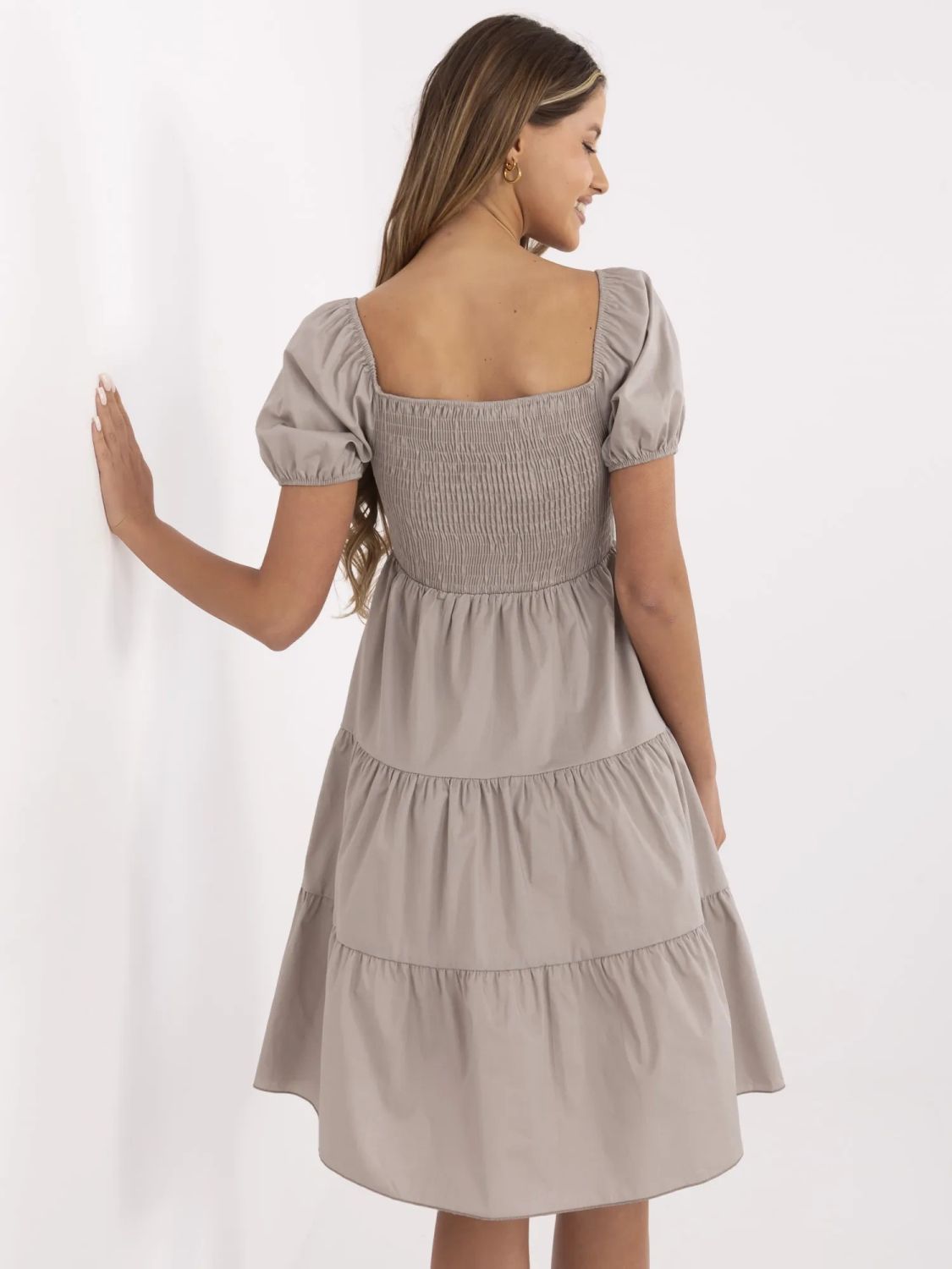 Tmavě béžové rozšířené šaty s krátkým rukávem