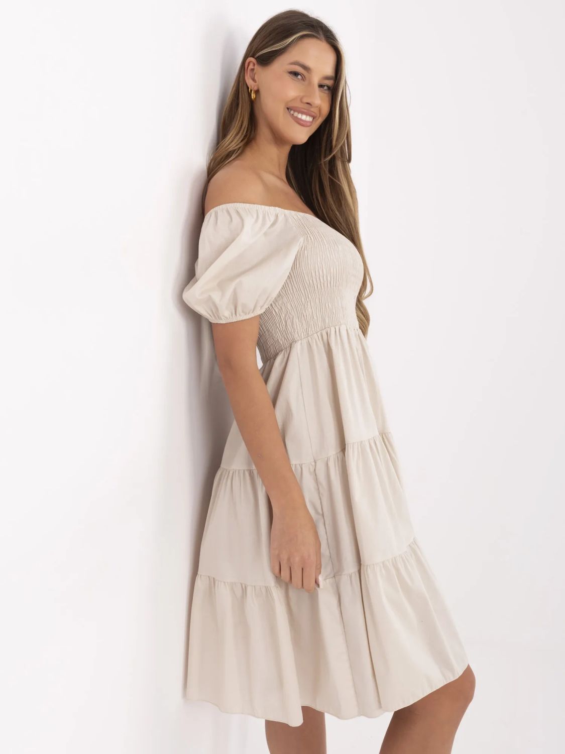 Béžové rozšířené šaty s krátkým rukávem