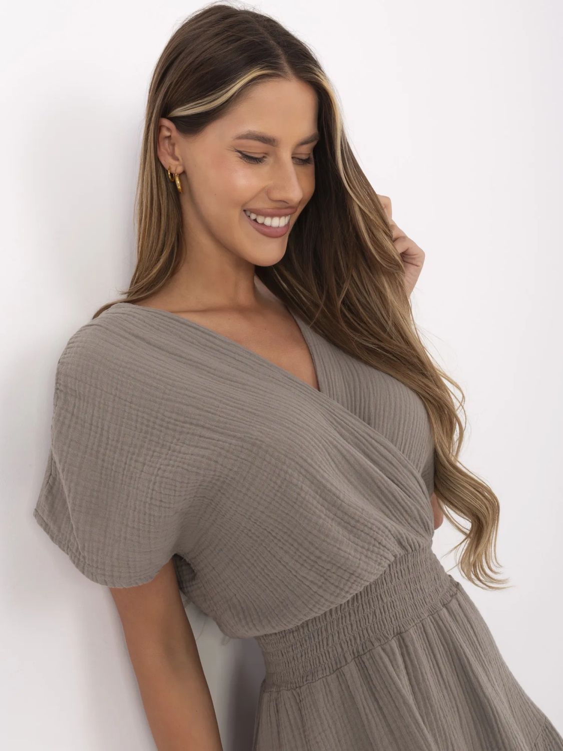 Béžové mušelínové šaty s krátkým rukávem