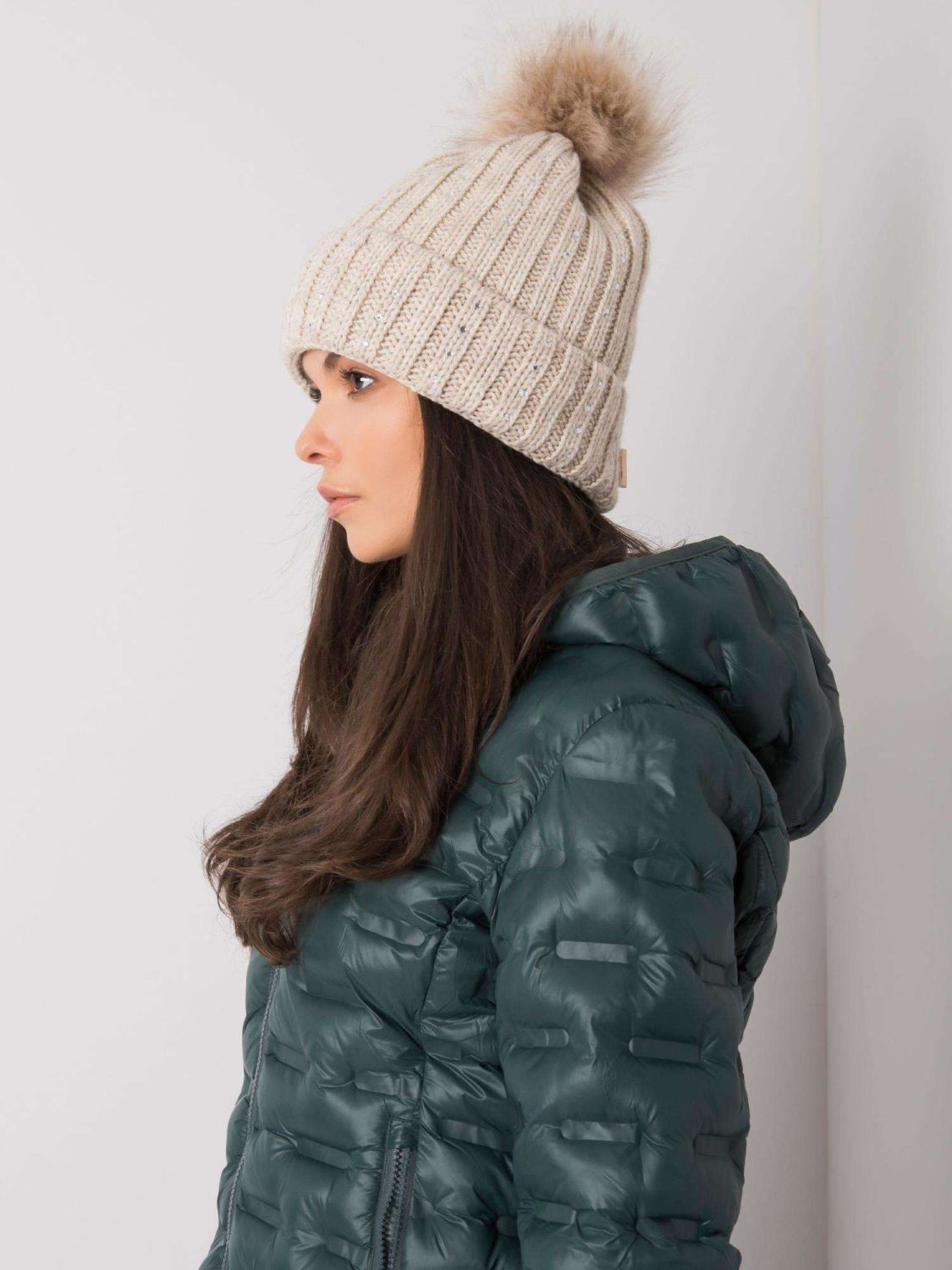 Béžová zateplená čepice s aplikacemi