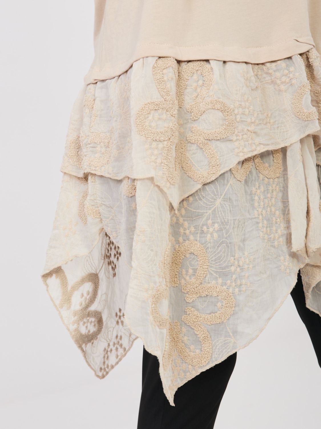 Béžová bavlněná halenka s krátkým rukávem a volánem