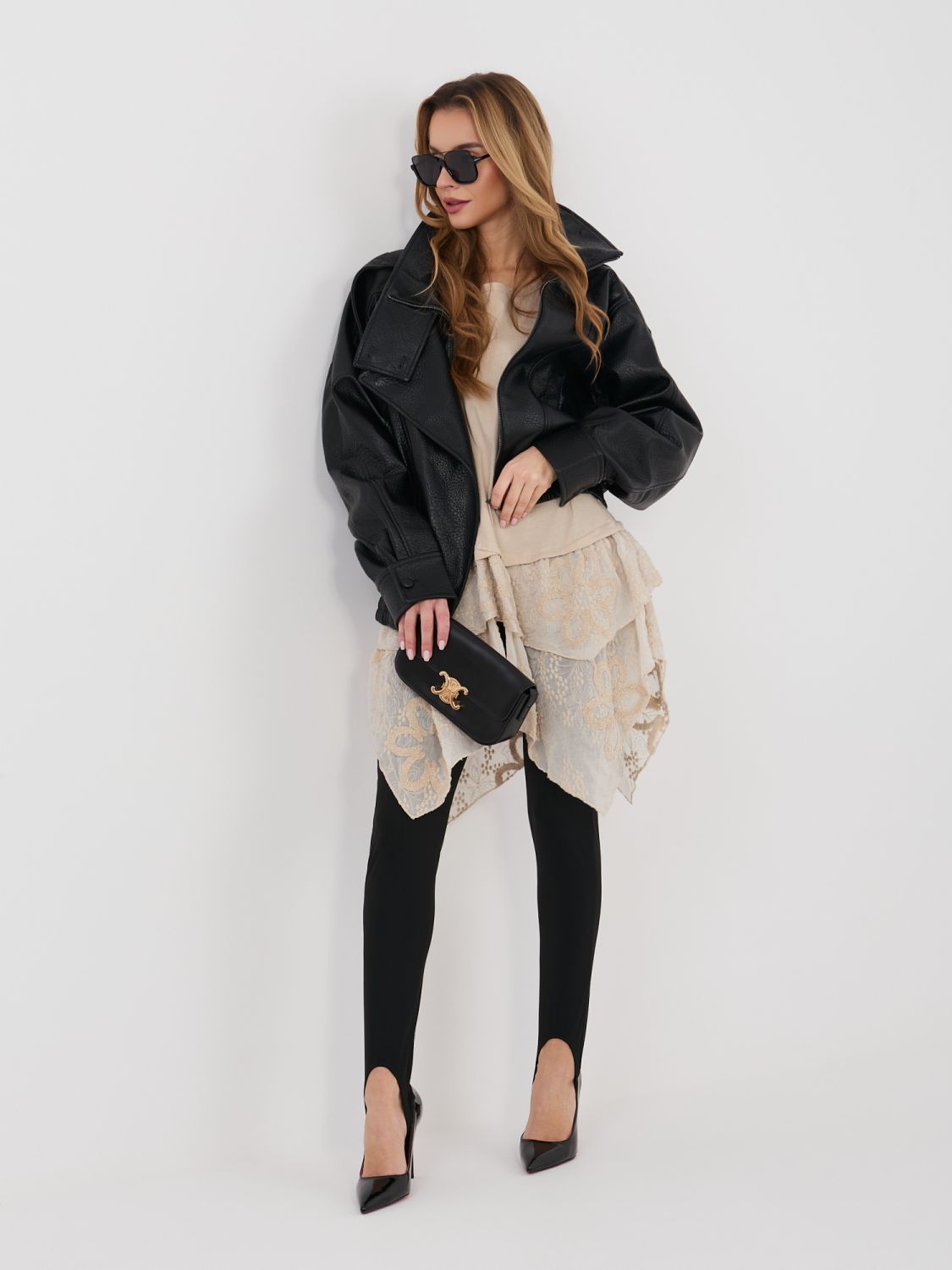 Béžová bavlněná halenka s krátkým rukávem a volánem