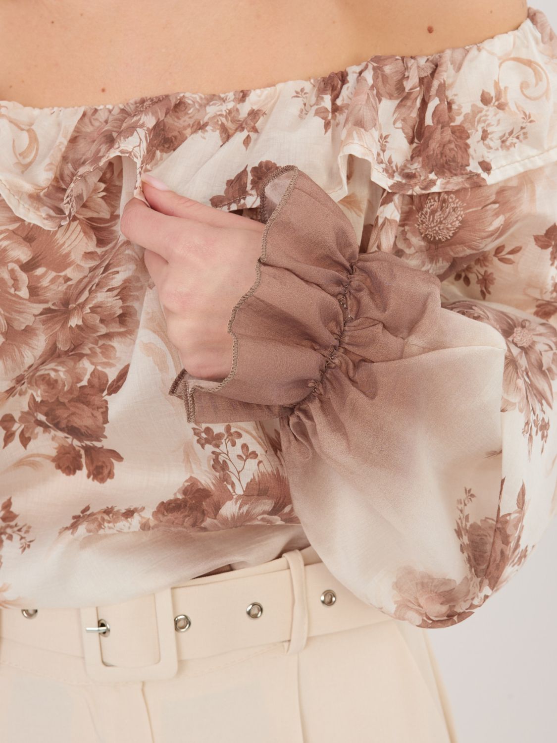 Béžová halenka s květinovým vzorem a odhalenými rameny