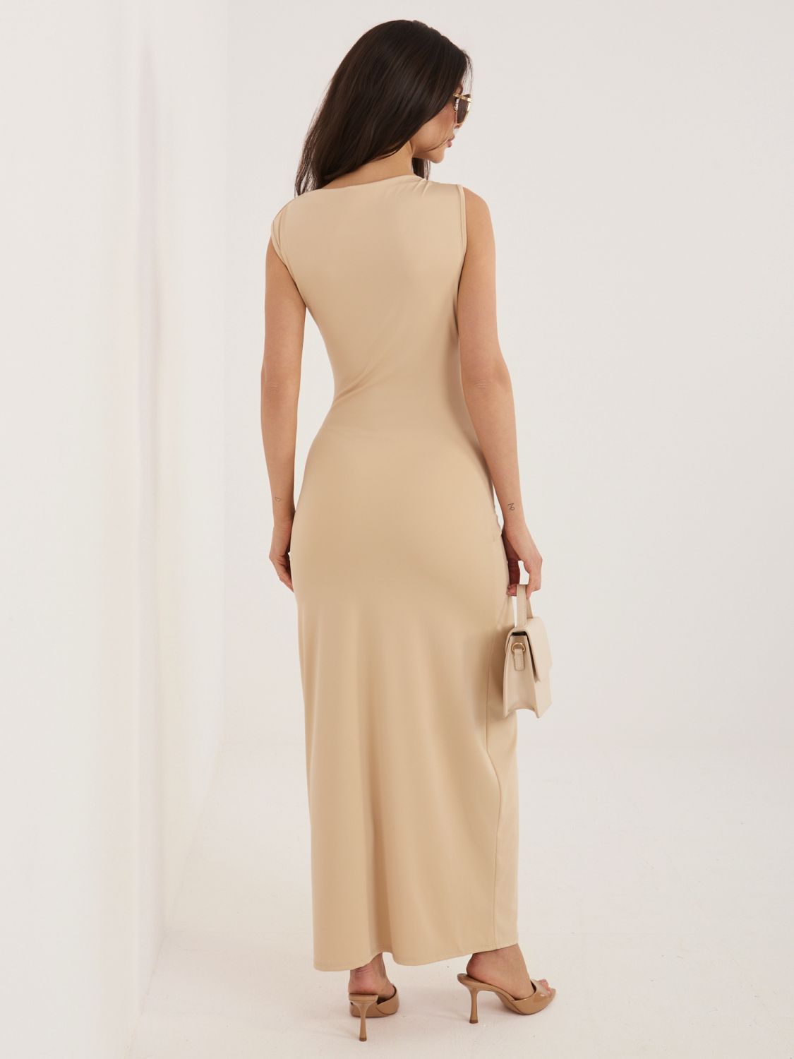 Béžové midi pouzdrové šaty bez rukávů