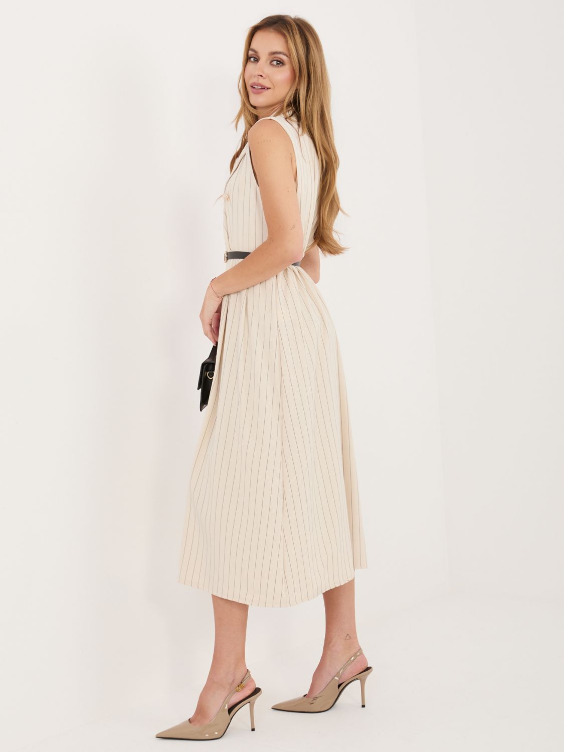 Béžové rozšířené midi šaty s páskem a límečkem