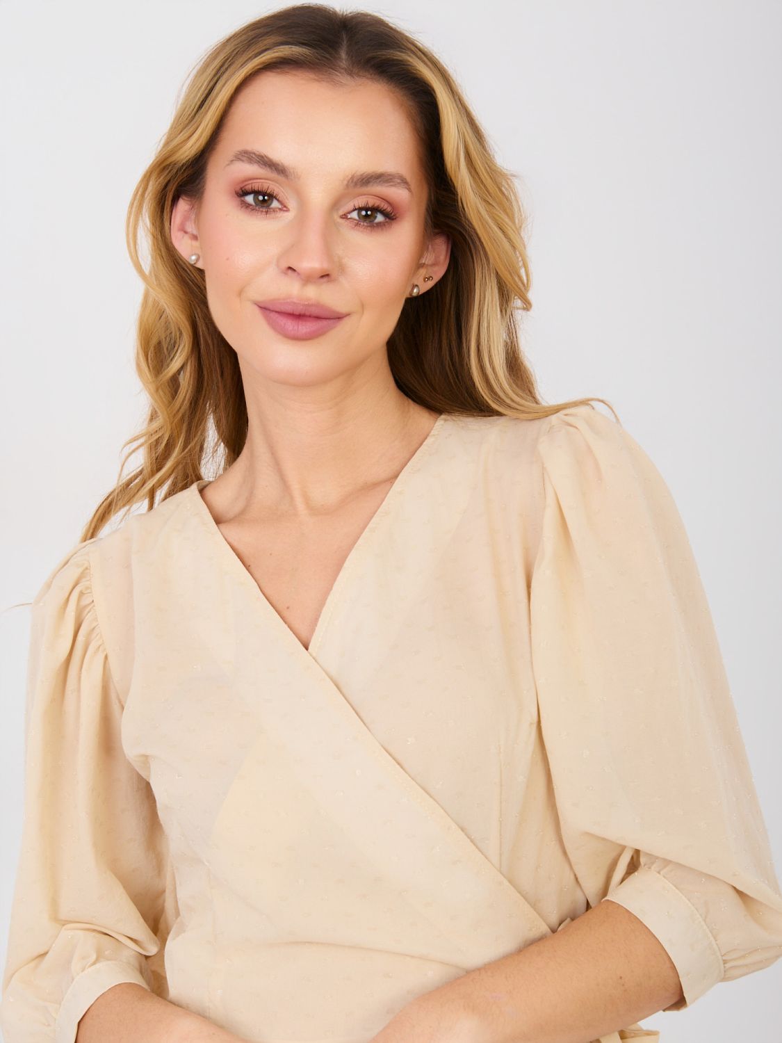 Béžové zavinovací koktejlové šaty s aplikací